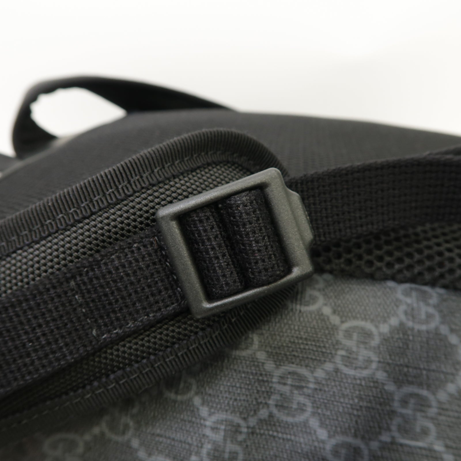 GUCCI 塗層帆布GG Supreme Backpack銀扣背包黑色