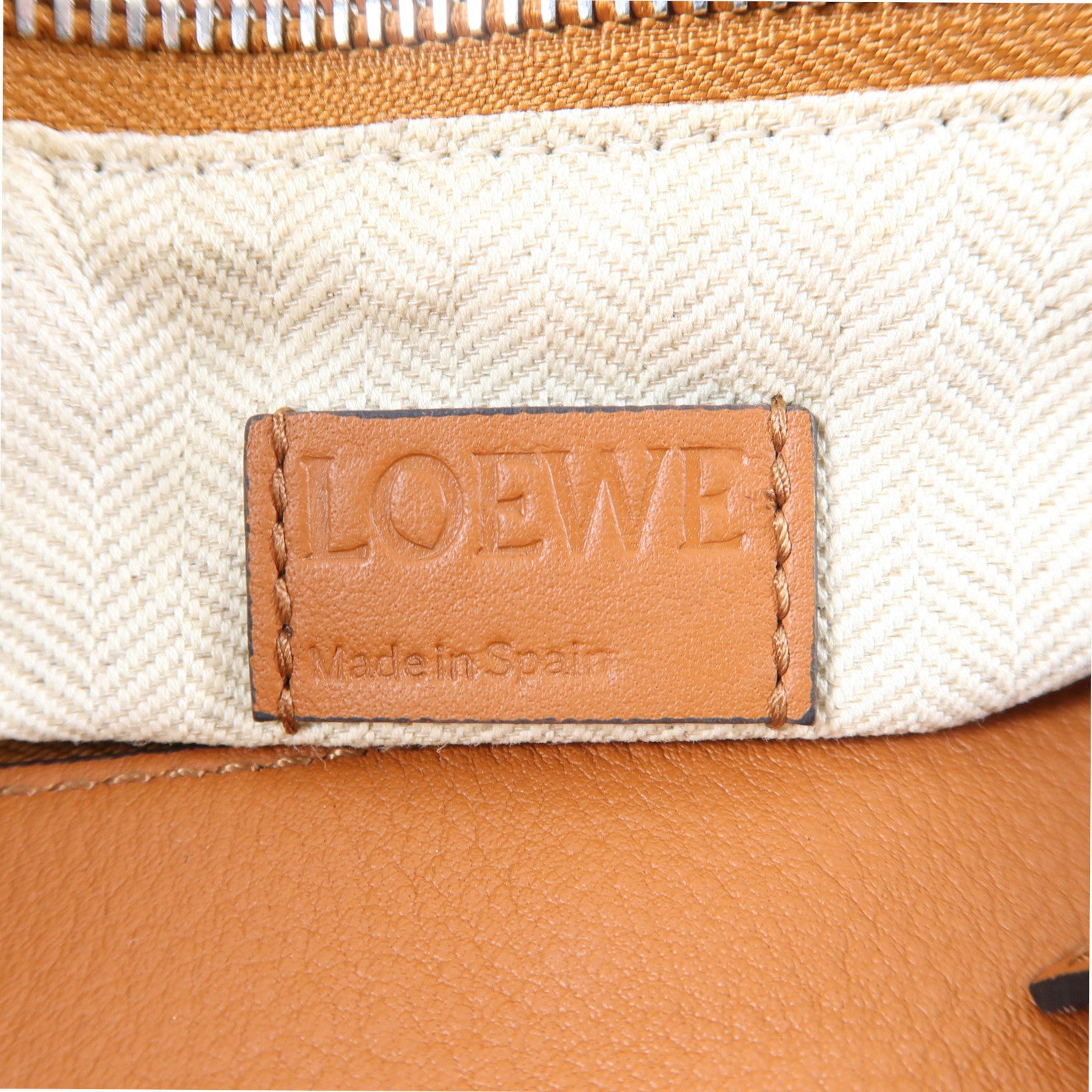 LOEWE 牛皮皮革Puzzle銀扣手挽袋啡色