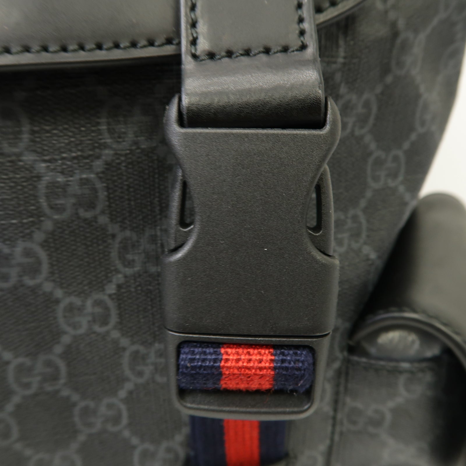 GUCCI 塗層帆布GG Supreme Backpack銀扣背包黑色