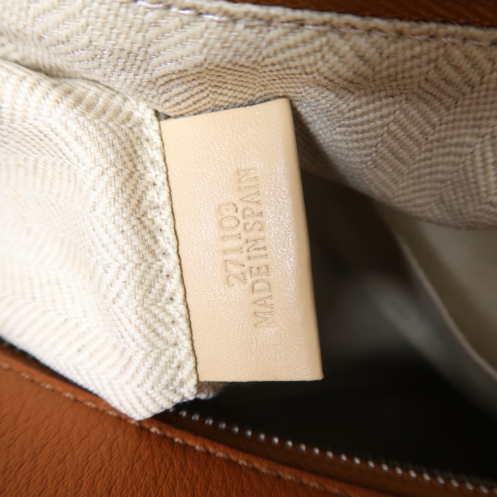 LOEWE 牛皮皮革Puzzle銀扣手挽袋啡色