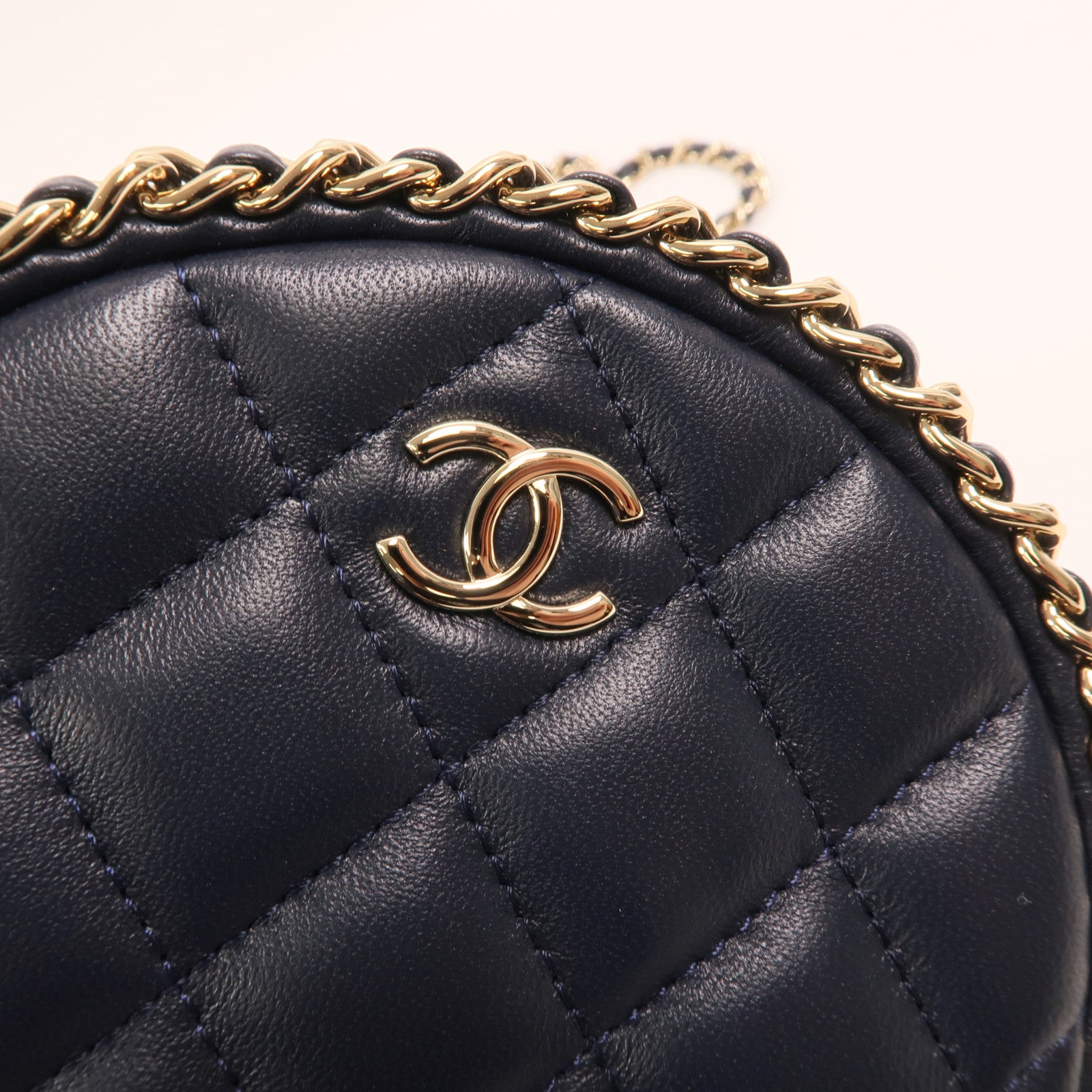 CHANEL 羊皮皮革Round Chain Bag金扣鏈帶肩背袋