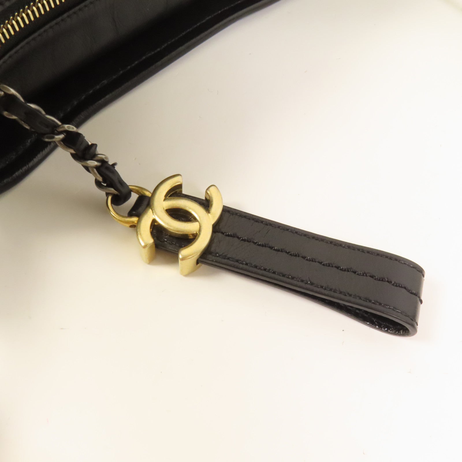 CHANEL 牛皮皮革Gabrielle Medium鏈帶肩背袋