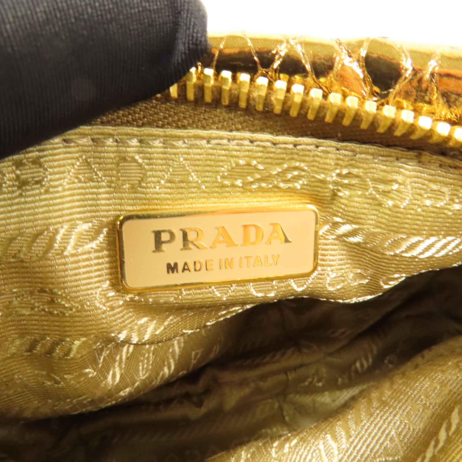 PRADA 蛇皮皮革Pouch金扣手拿包