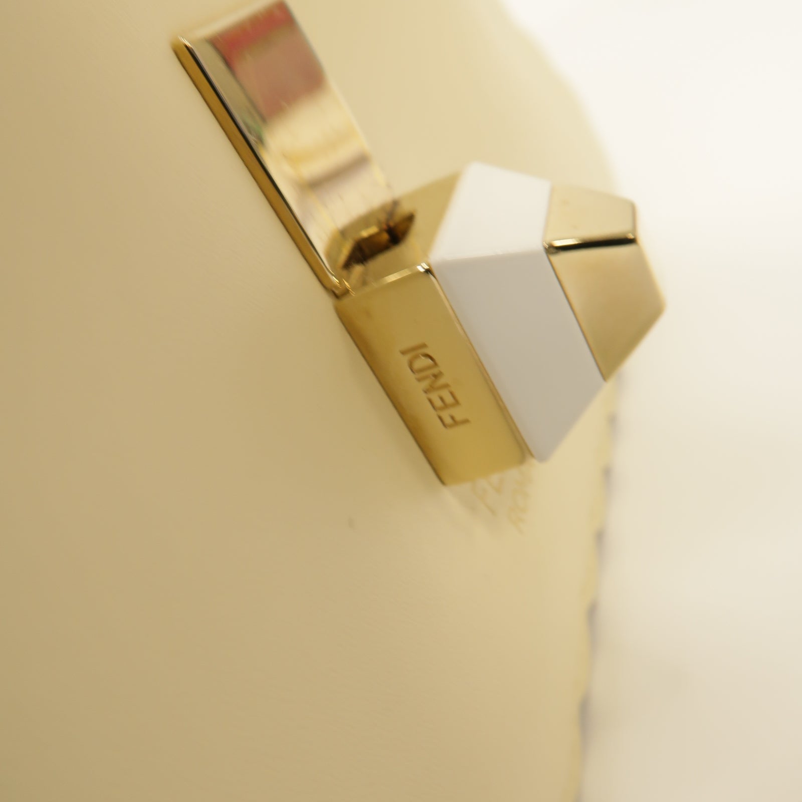 FENDI 【激減優惠】牛皮皮革Kan I金扣手挽肩背兩用袋米色