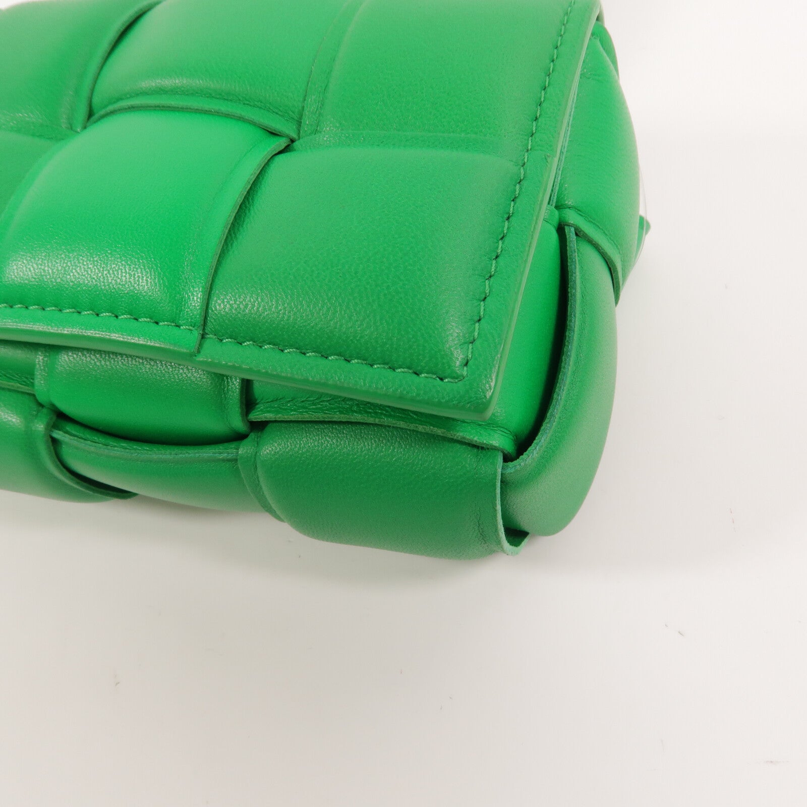 BOTTEGA VENETA 羊皮皮革Cassette Padded Mini腰包