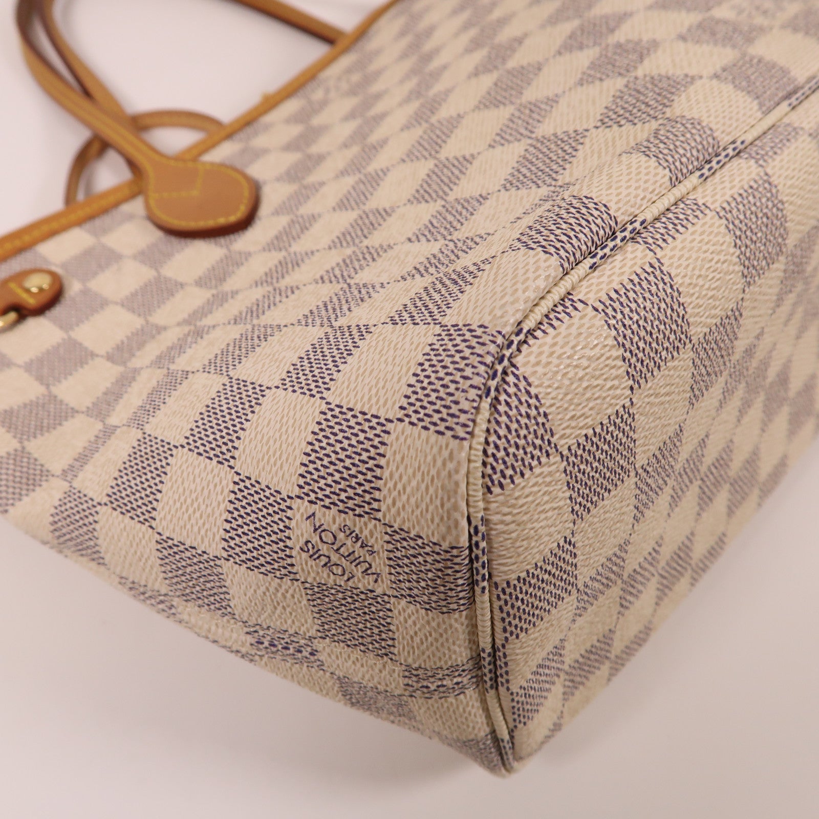 LOUIS VUITTON Damier NeverFull PM金扣手挽袋白色