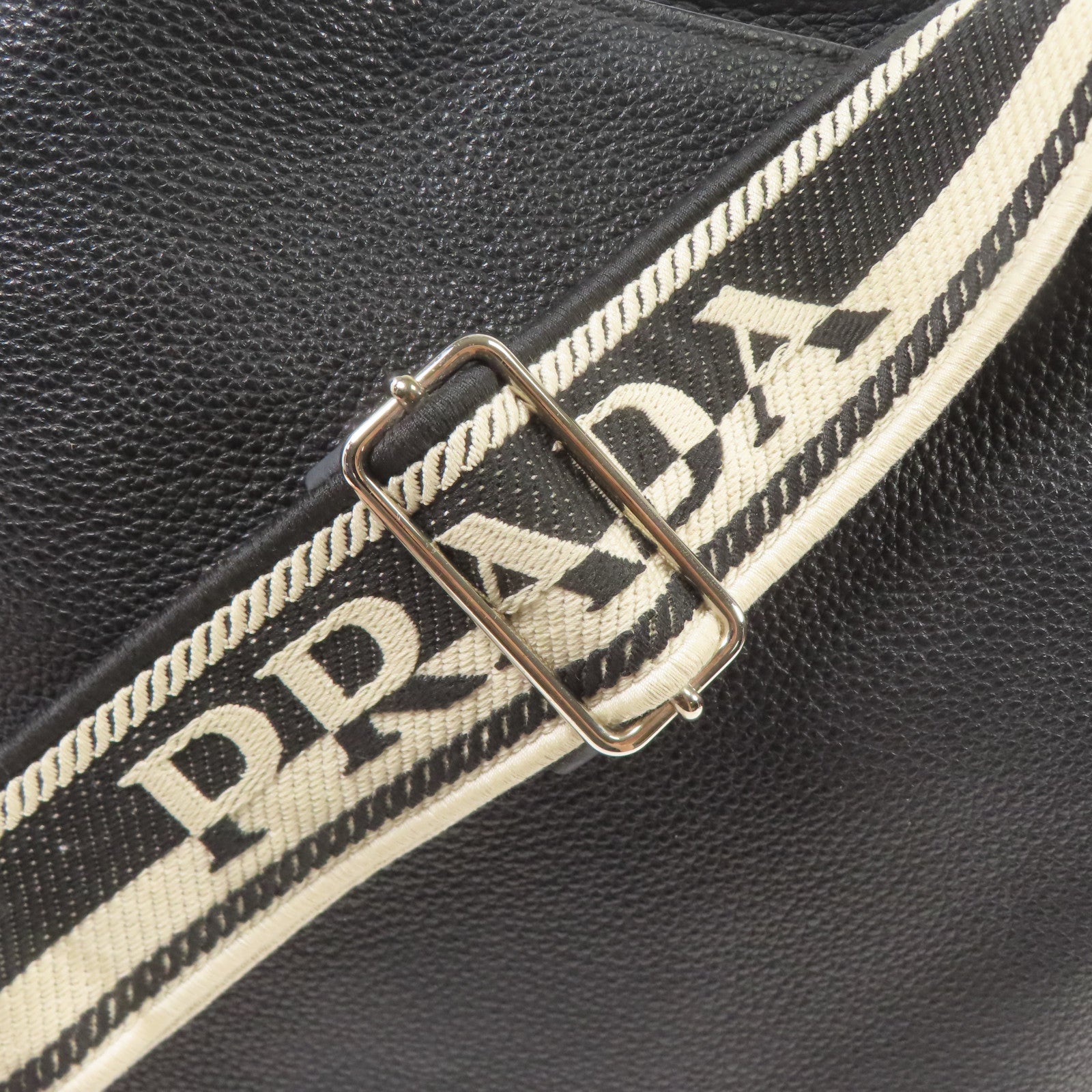 PRADA 皮革Shoulder Bag銀扣肩背袋