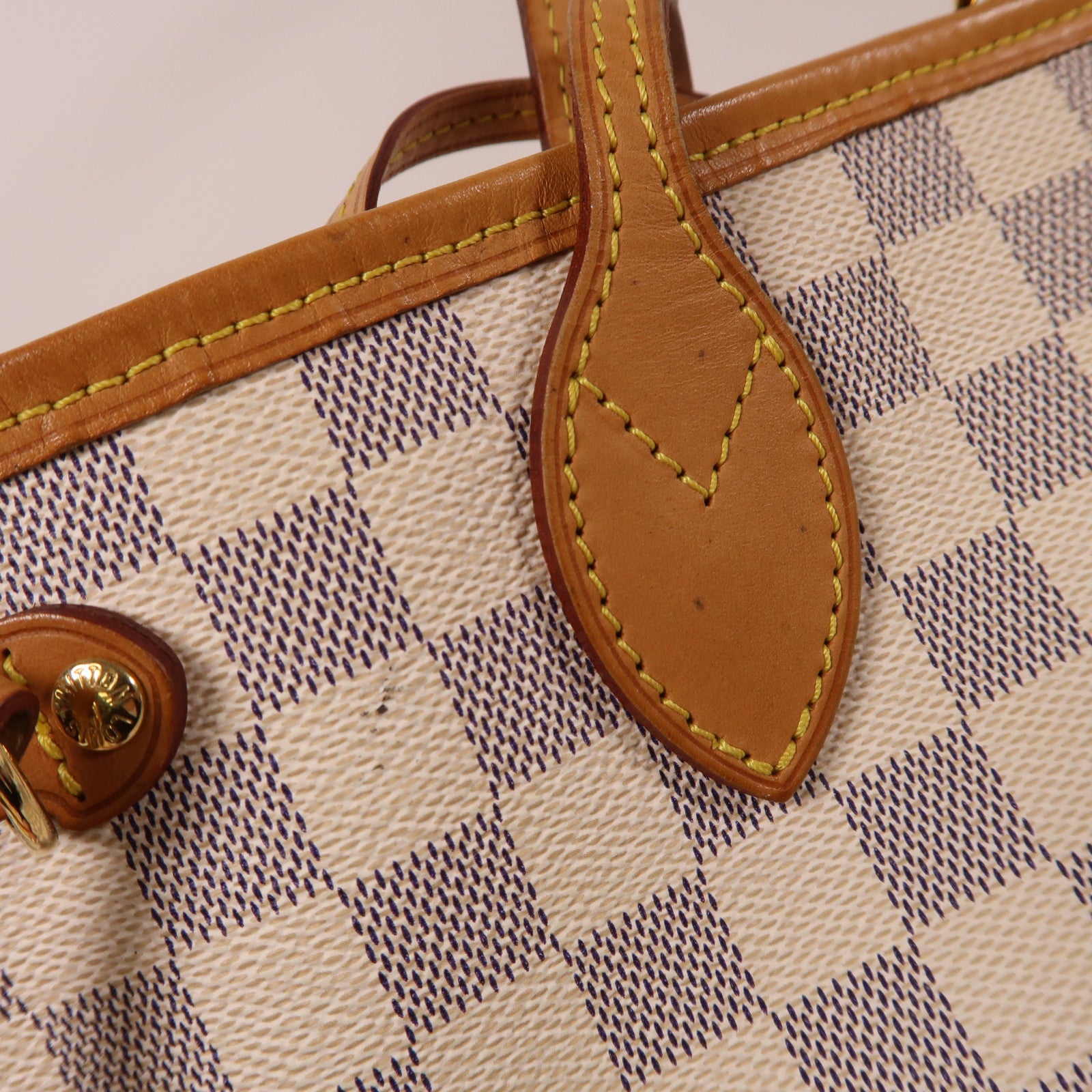 LOUIS VUITTON Damier NeverFull PM金扣手挽袋白色