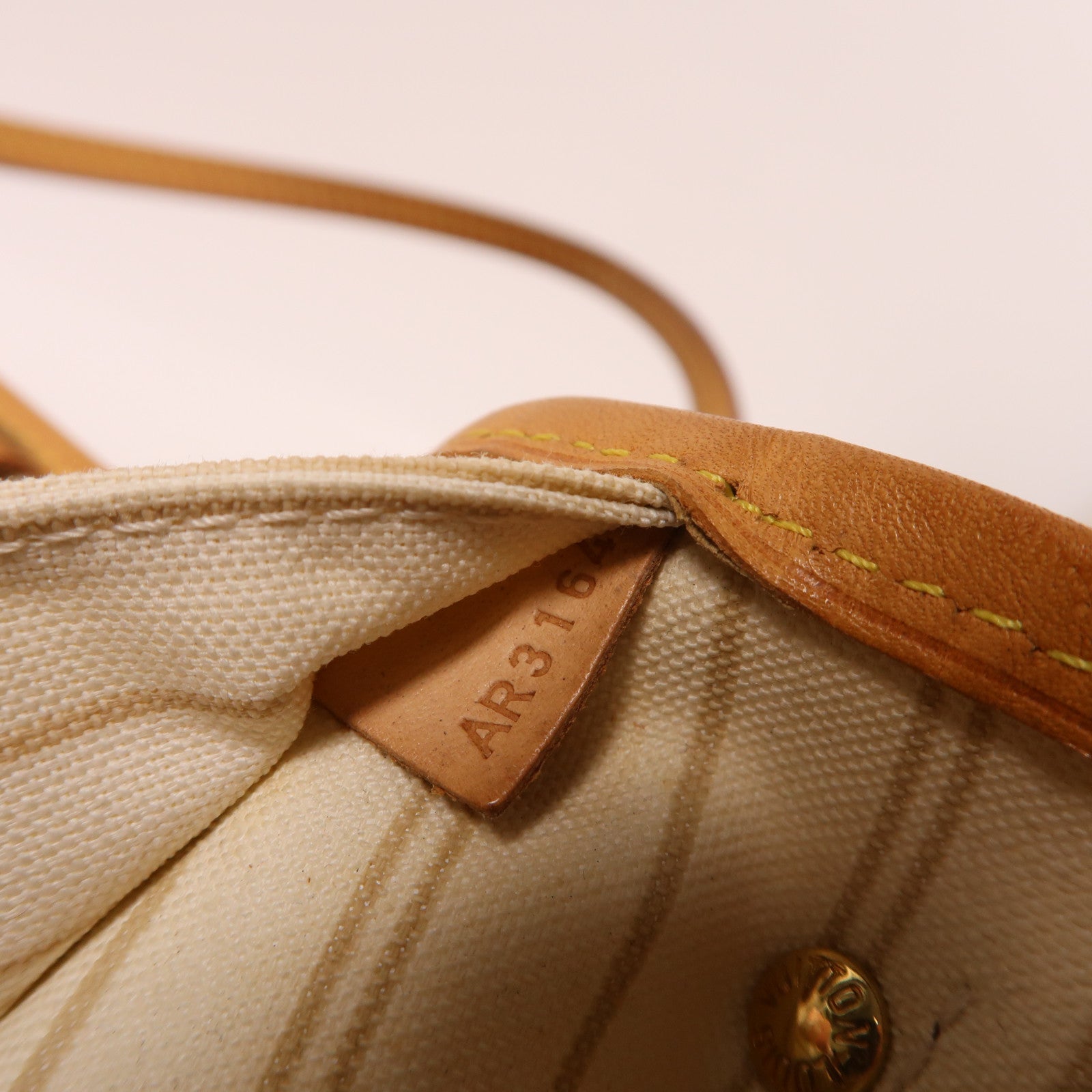 LOUIS VUITTON Damier NeverFull PM金扣手挽袋白色