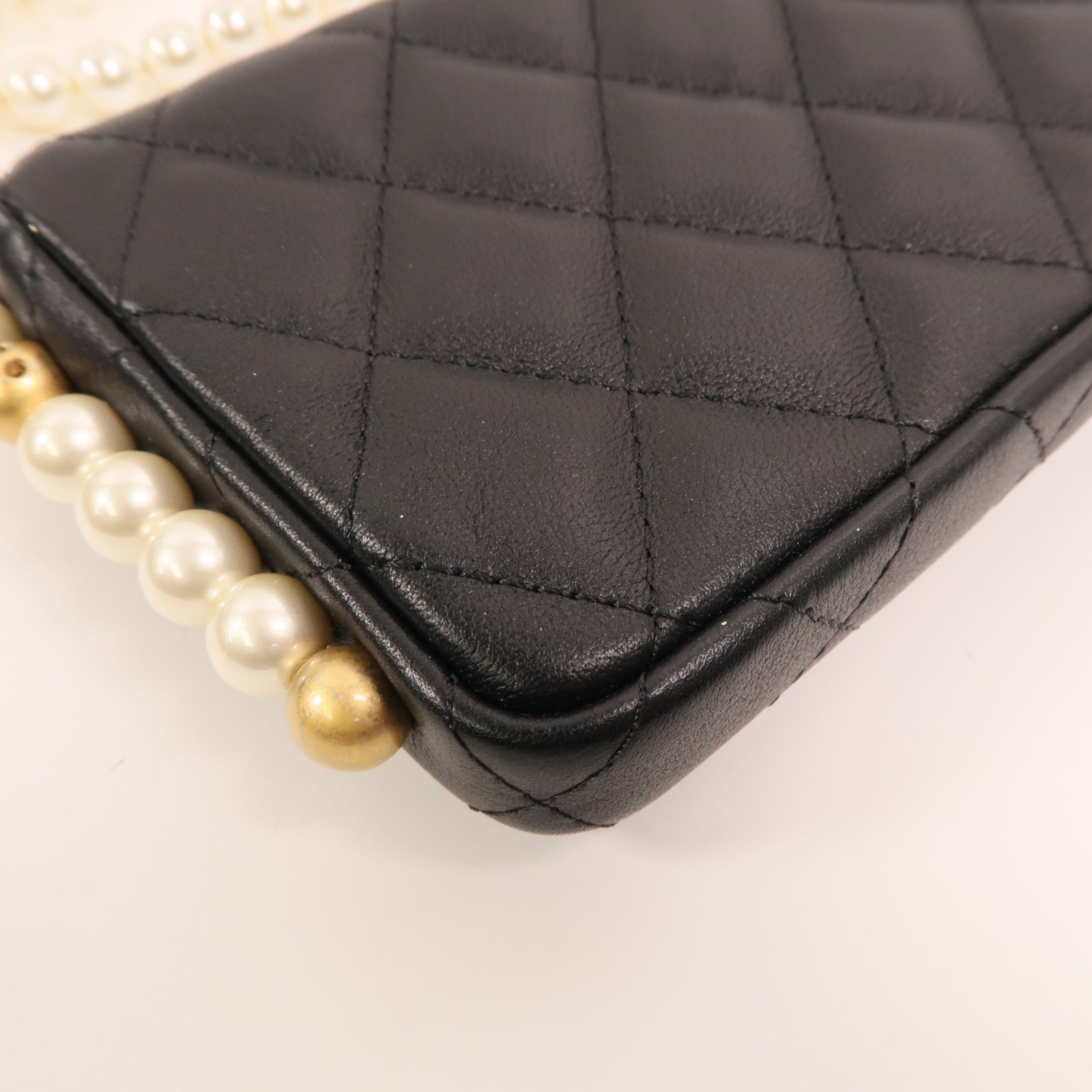 CHANEL 羊皮皮革Pearl Chain Wallet金扣鏈帶肩背袋