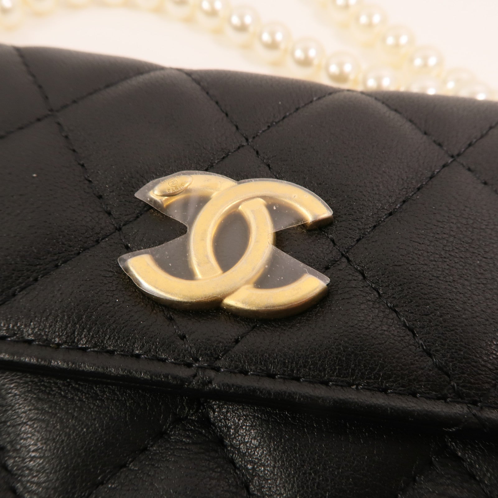 CHANEL 羊皮皮革Pearl Chain Wallet金扣鏈帶肩背袋