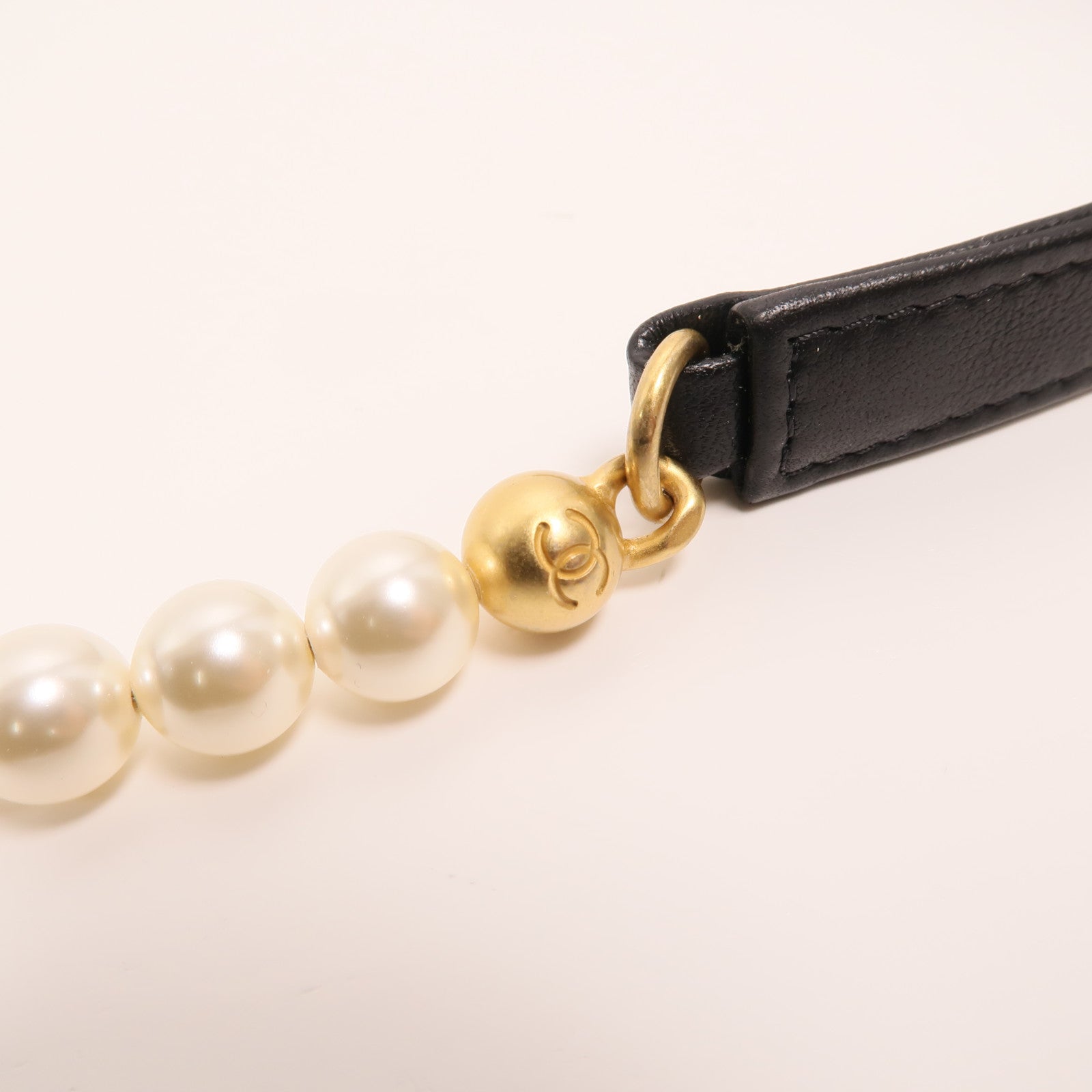 CHANEL 羊皮皮革Pearl Chain Wallet金扣鏈帶肩背袋