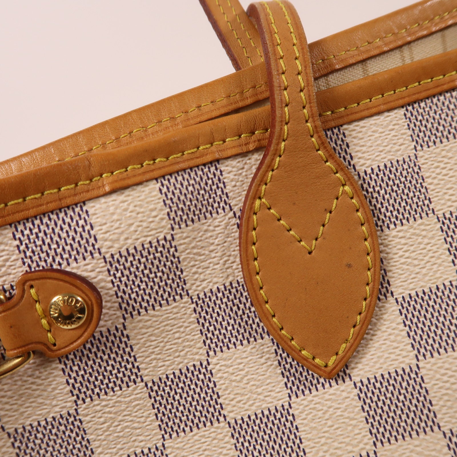 LOUIS VUITTON Damier NeverFull PM金扣手挽袋白色