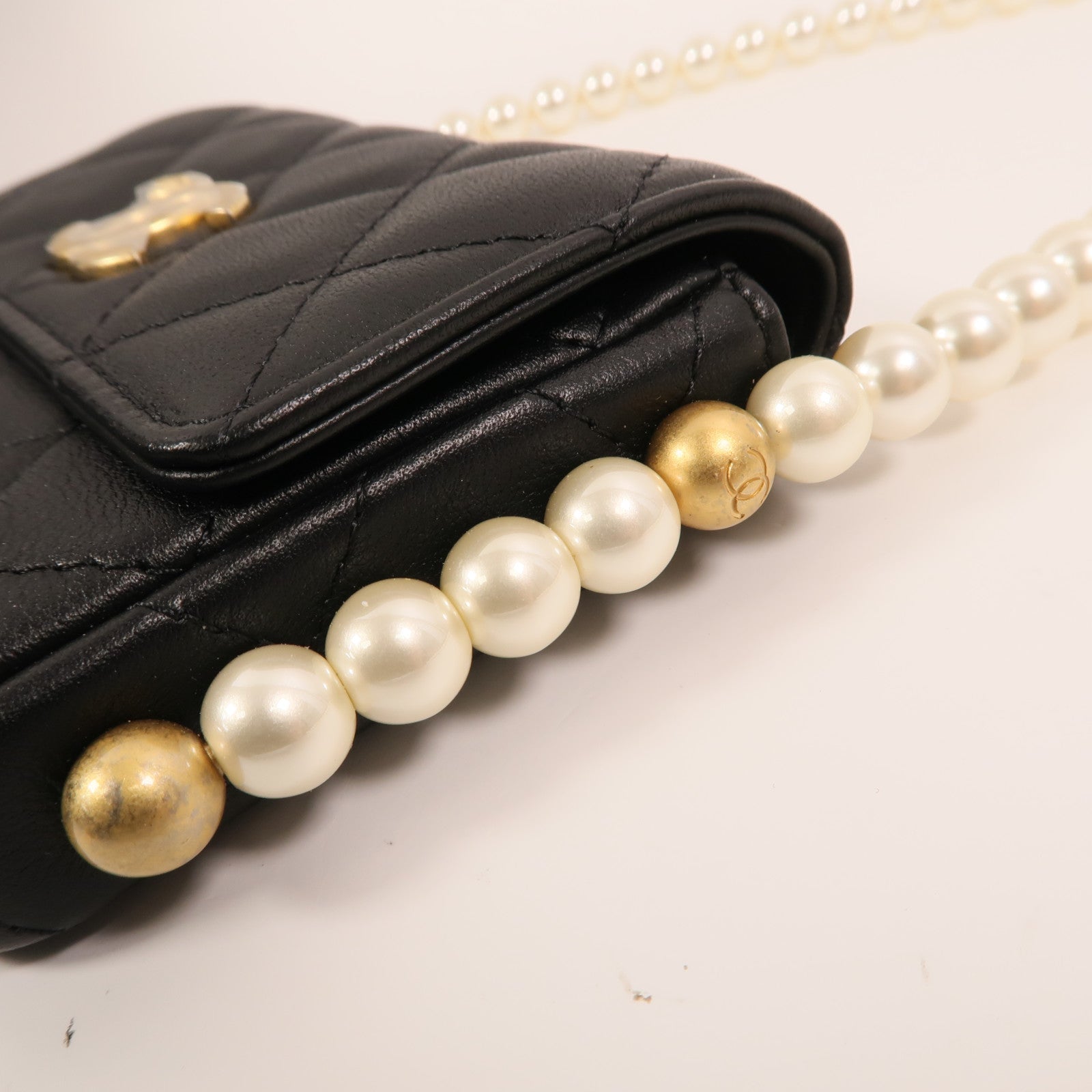 CHANEL 羊皮皮革Pearl Chain Wallet金扣鏈帶肩背袋