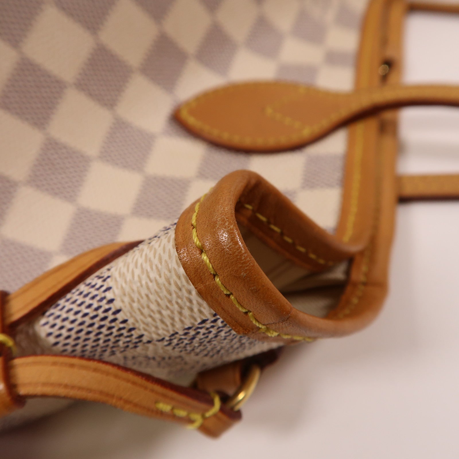 LOUIS VUITTON Damier NeverFull PM金扣手挽袋白色