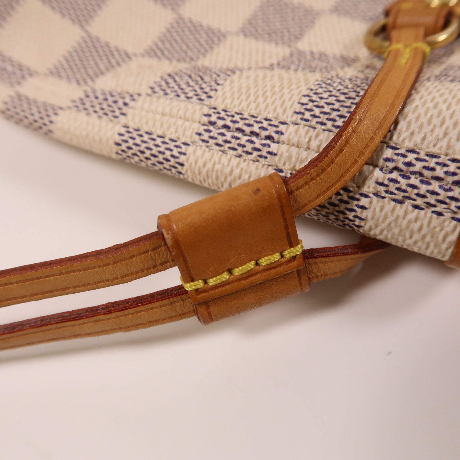 LOUIS VUITTON Damier NeverFull PM金扣手挽袋白色