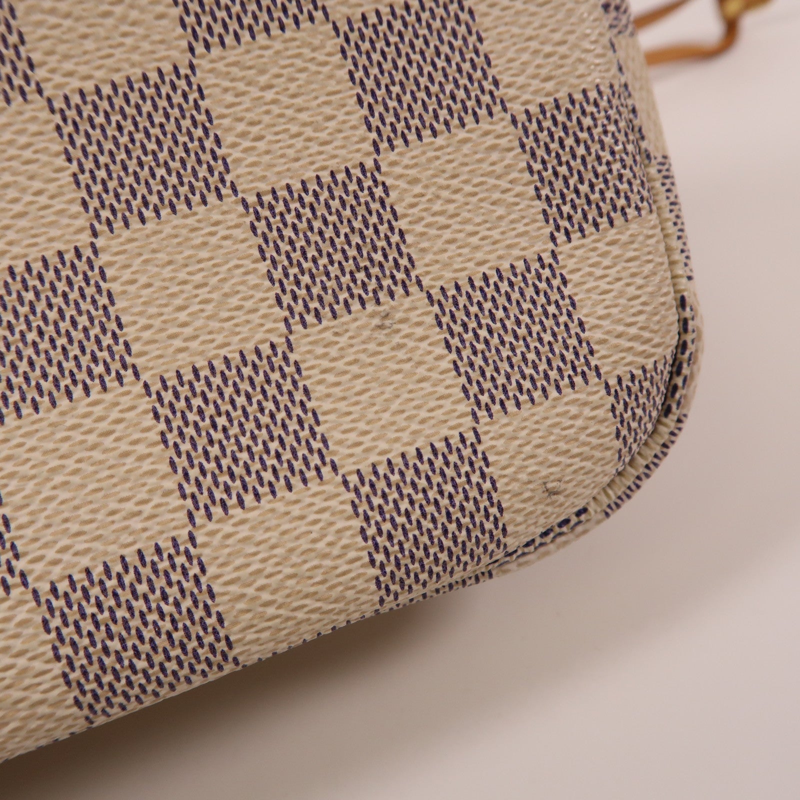 LOUIS VUITTON Damier NeverFull PM金扣手挽袋白色