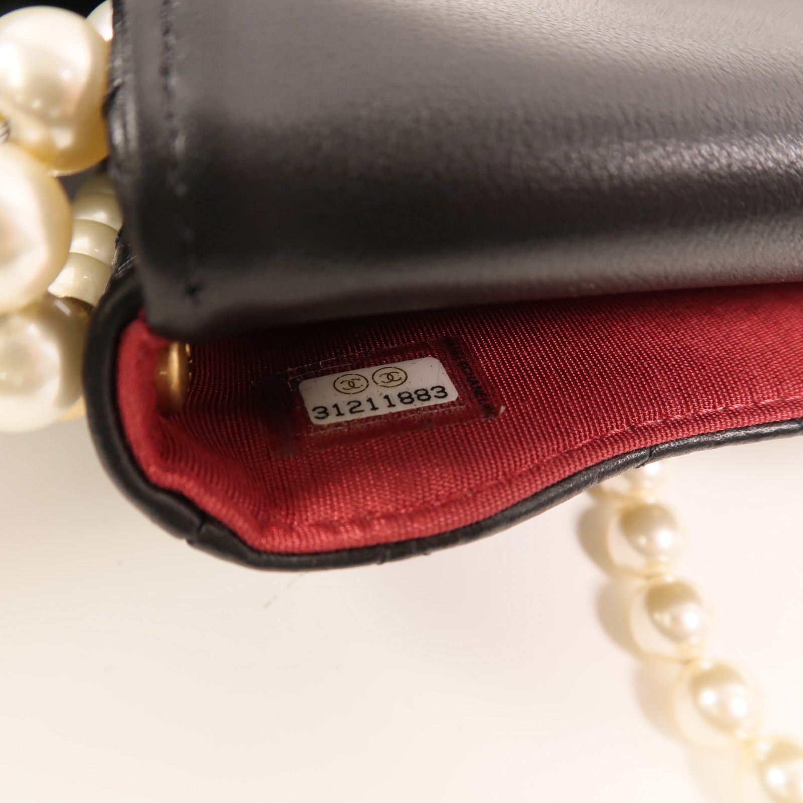 CHANEL 羊皮皮革Pearl Chain Wallet金扣鏈帶肩背袋