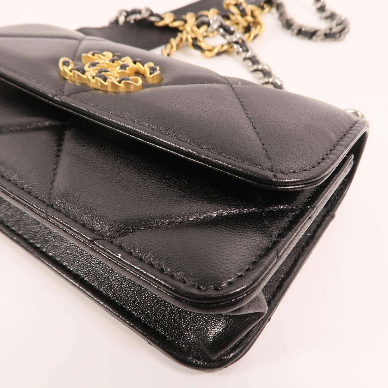 CHANEL 羊皮皮革Chanel 19 Phone Bag金扣鏈帶手挽肩背兩用袋