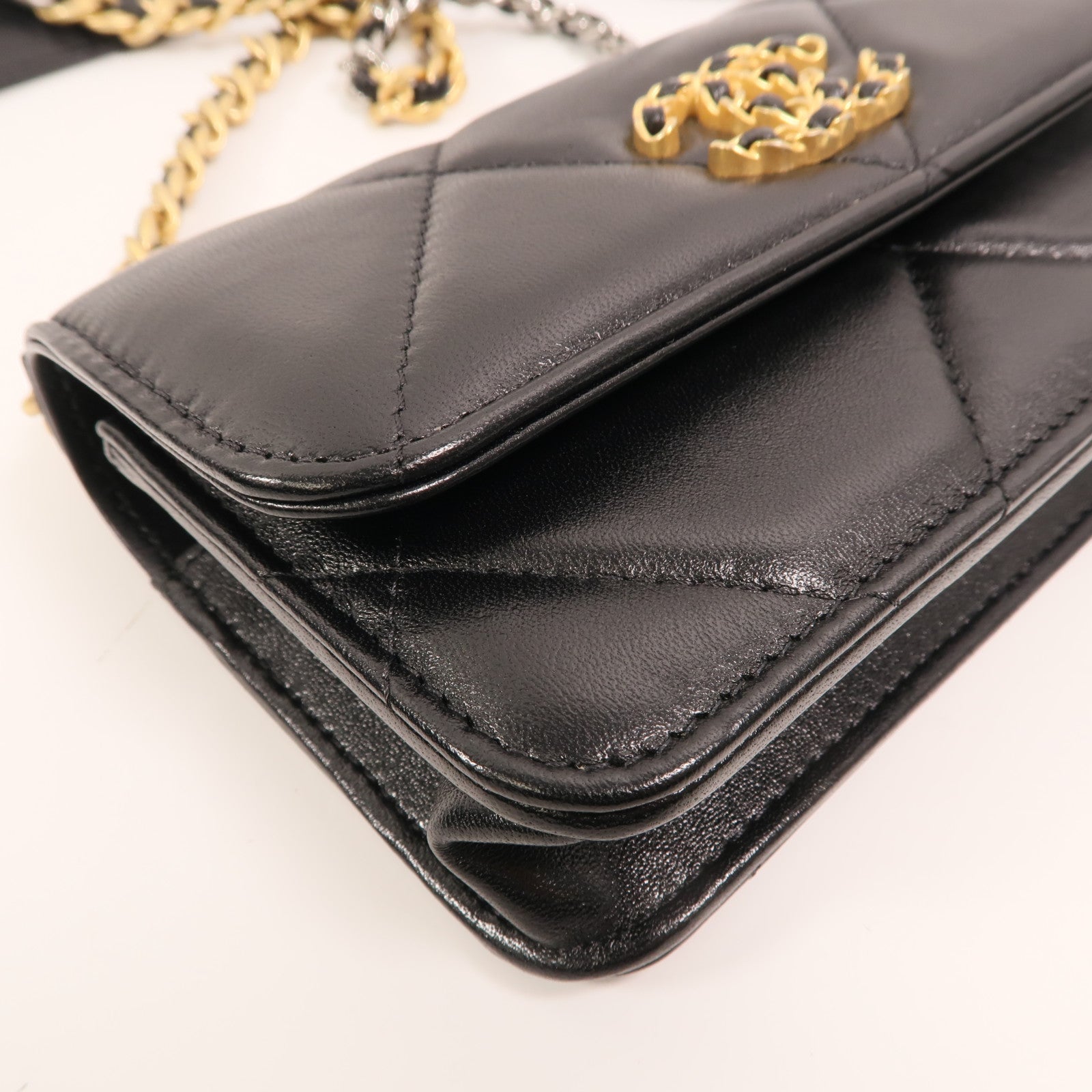 CHANEL 羊皮皮革Chanel 19 Phone Bag金扣鏈帶手挽肩背兩用袋
