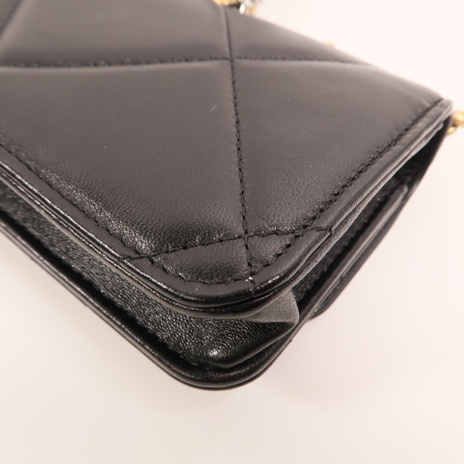 CHANEL 羊皮皮革Chanel 19 Phone Bag金扣鏈帶手挽肩背兩用袋
