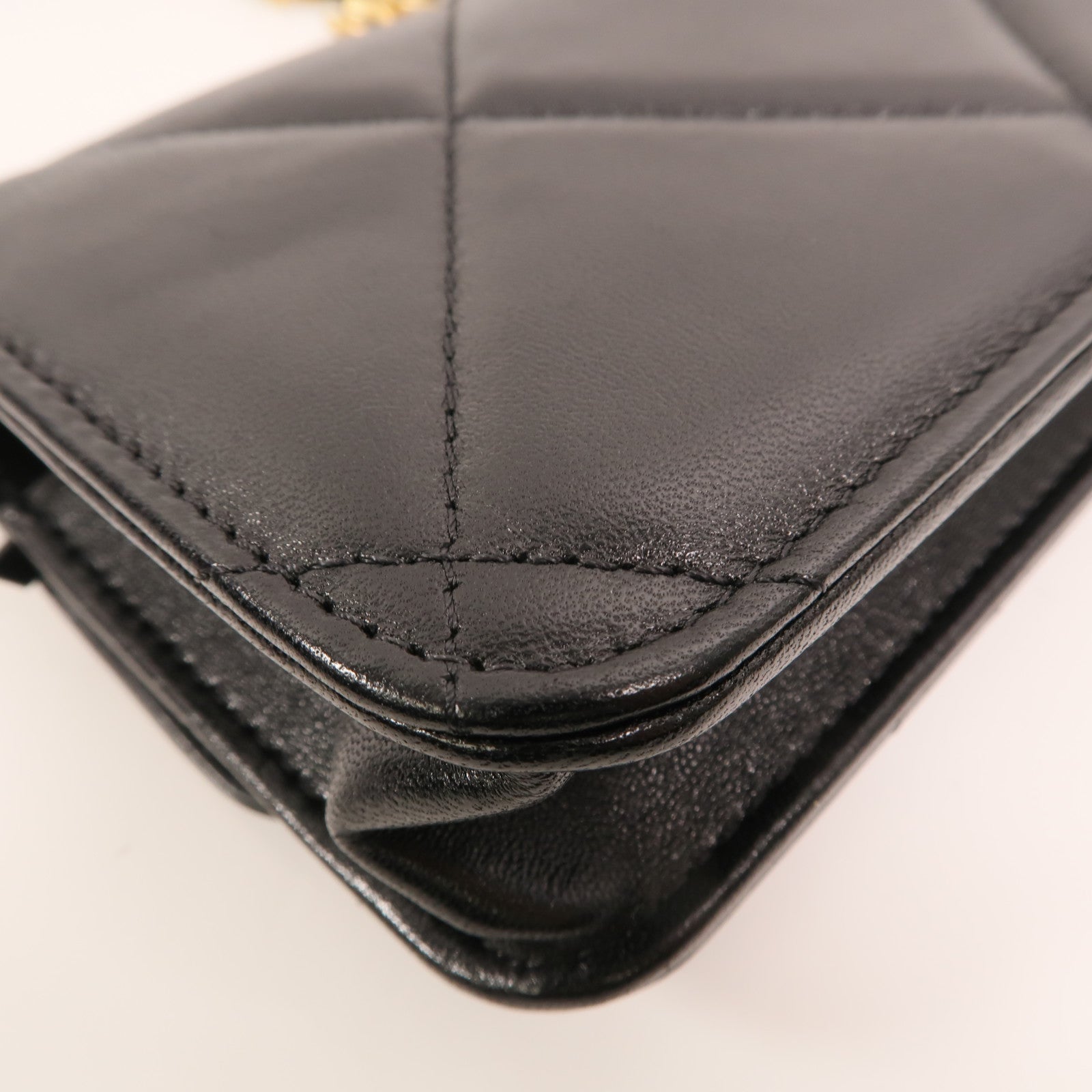 CHANEL 羊皮皮革Chanel 19 Phone Bag金扣鏈帶手挽肩背兩用袋