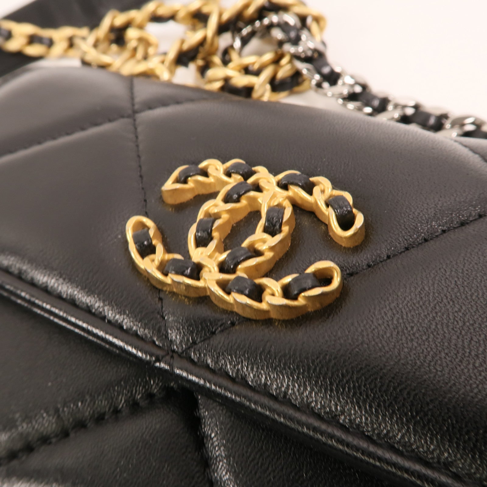 CHANEL 羊皮皮革Chanel 19 Phone Bag金扣鏈帶手挽肩背兩用袋
