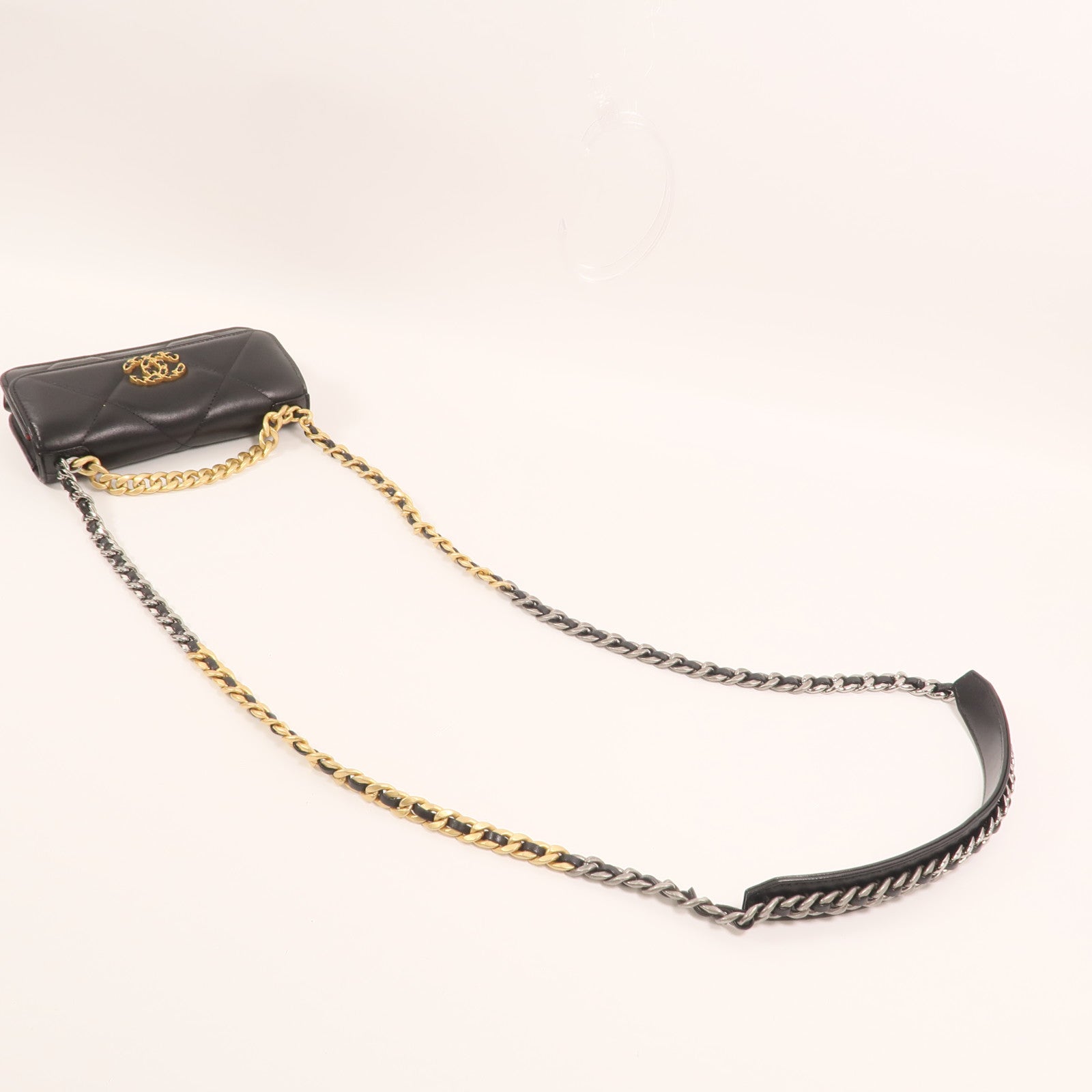 CHANEL 羊皮皮革Chanel 19 Phone Bag金扣鏈帶手挽肩背兩用袋