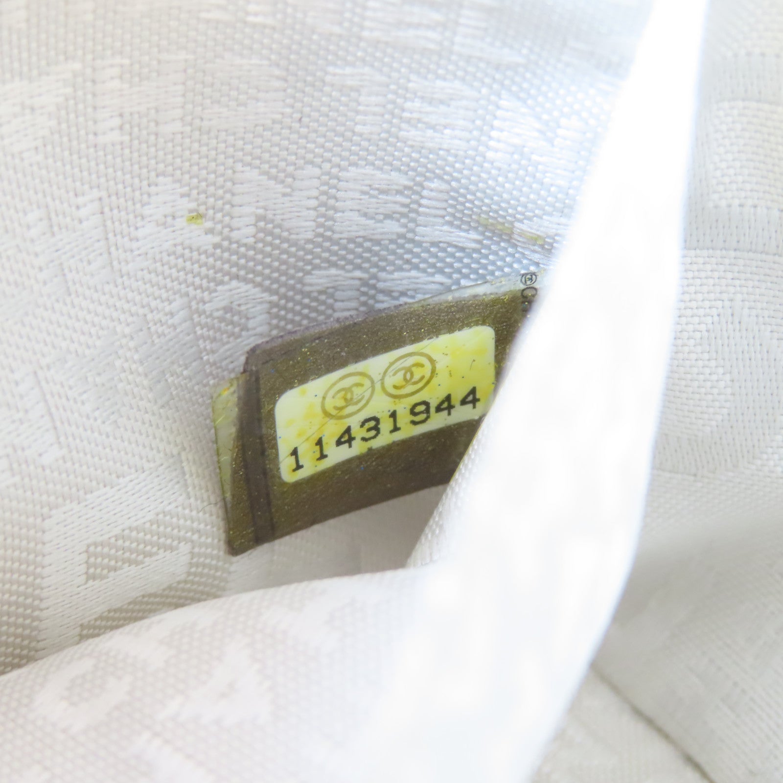 CHANEL 菱格牛皮皮革Pouch銀扣化妝袋金色