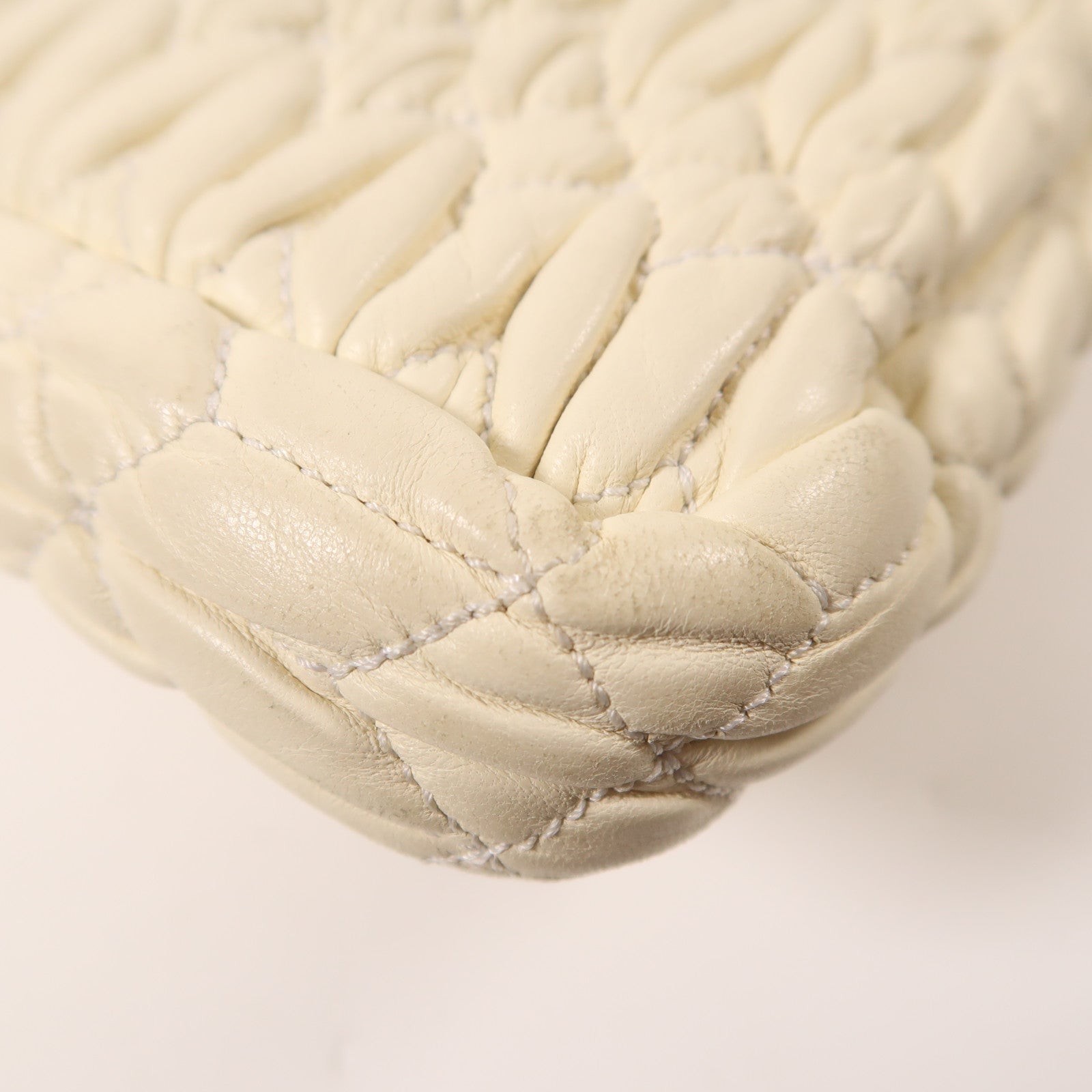 Miu Miu 牛皮皮革Matelasse Nappa Crystal銀扣肩背袋