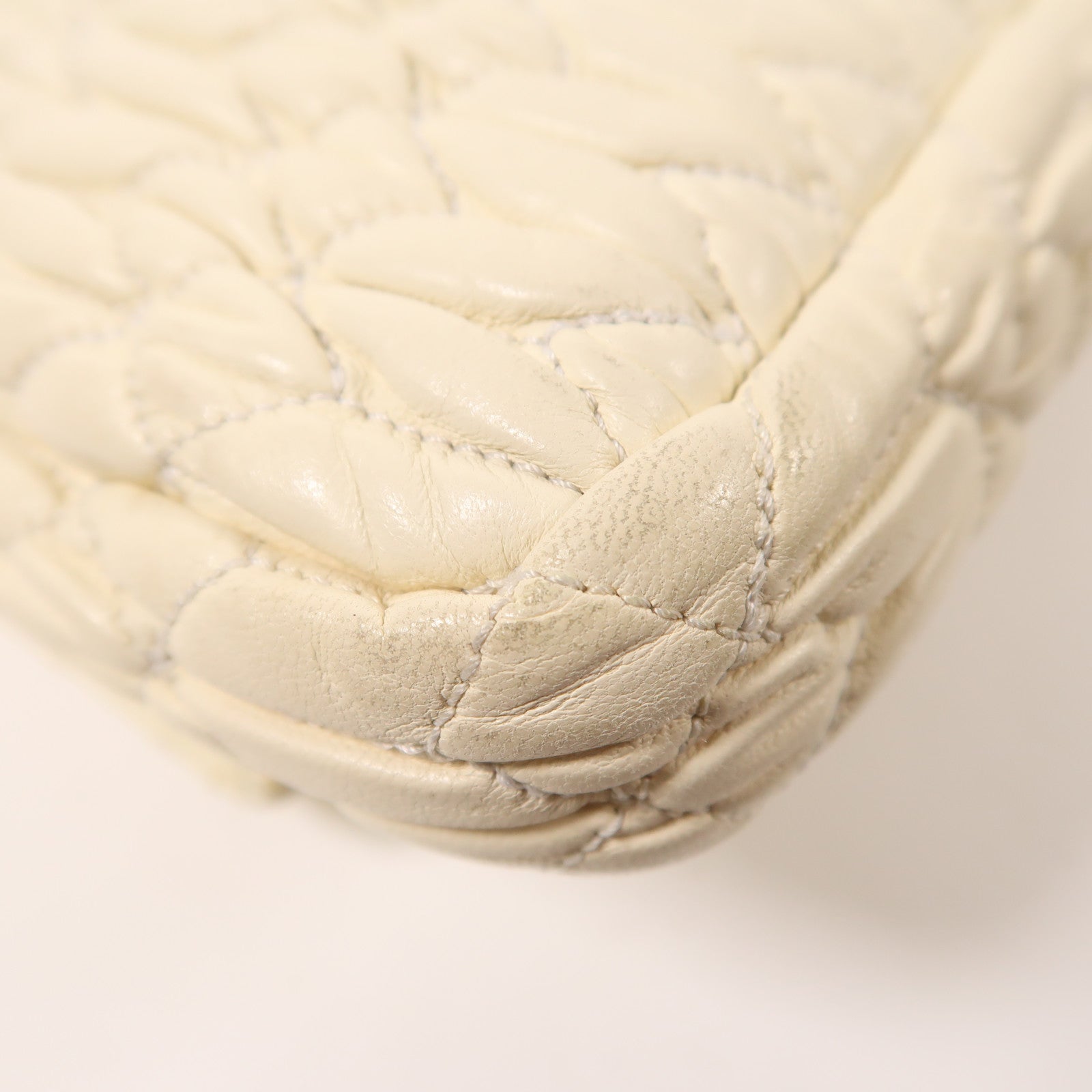 Miu Miu 牛皮皮革Matelasse Nappa Crystal銀扣肩背袋