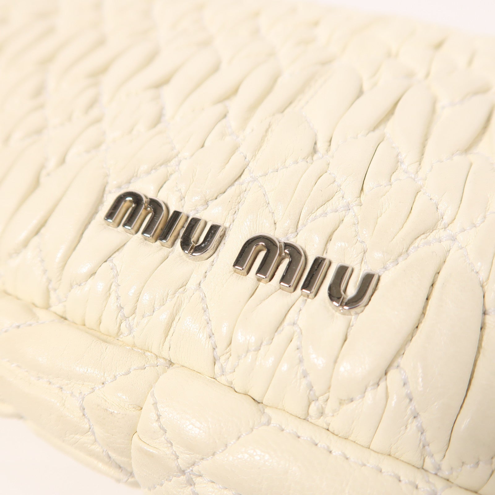 Miu Miu 牛皮皮革Matelasse Nappa Crystal銀扣肩背袋