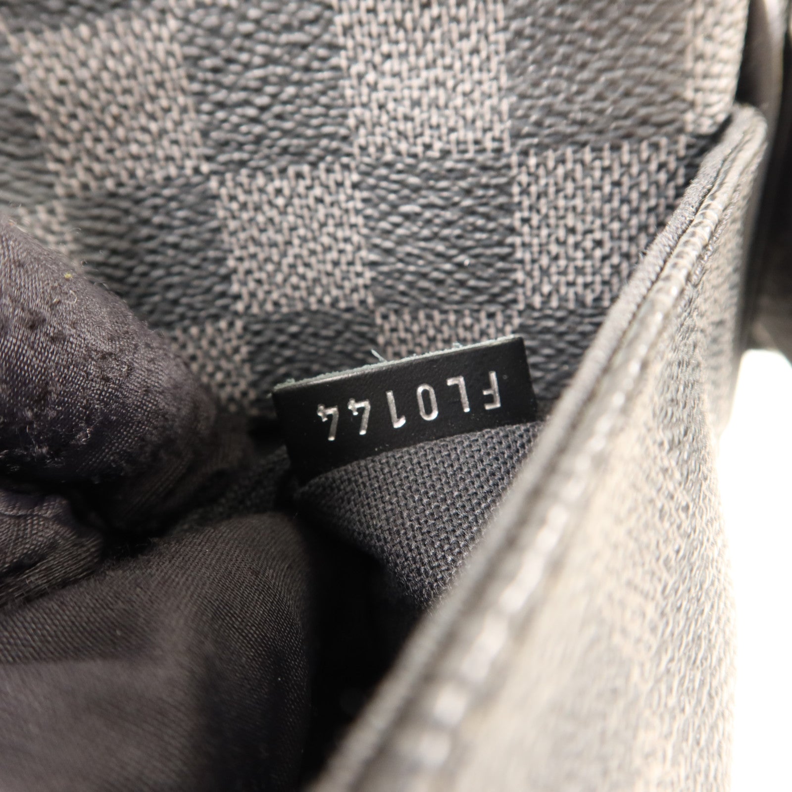 LOUIS VUITTON Damier Graphite District PM銀扣肩背袋