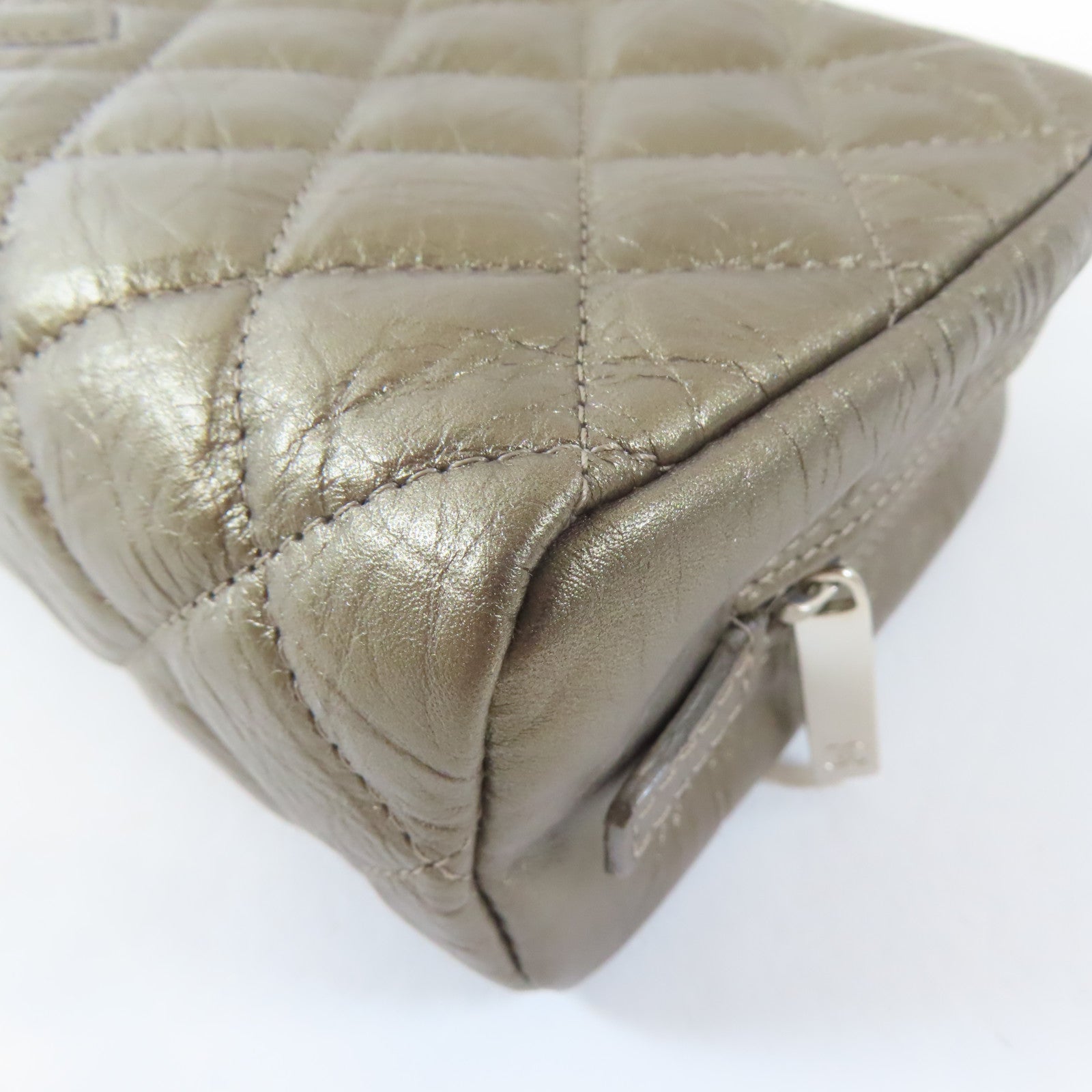 CHANEL 菱格牛皮皮革Pouch銀扣化妝袋金色