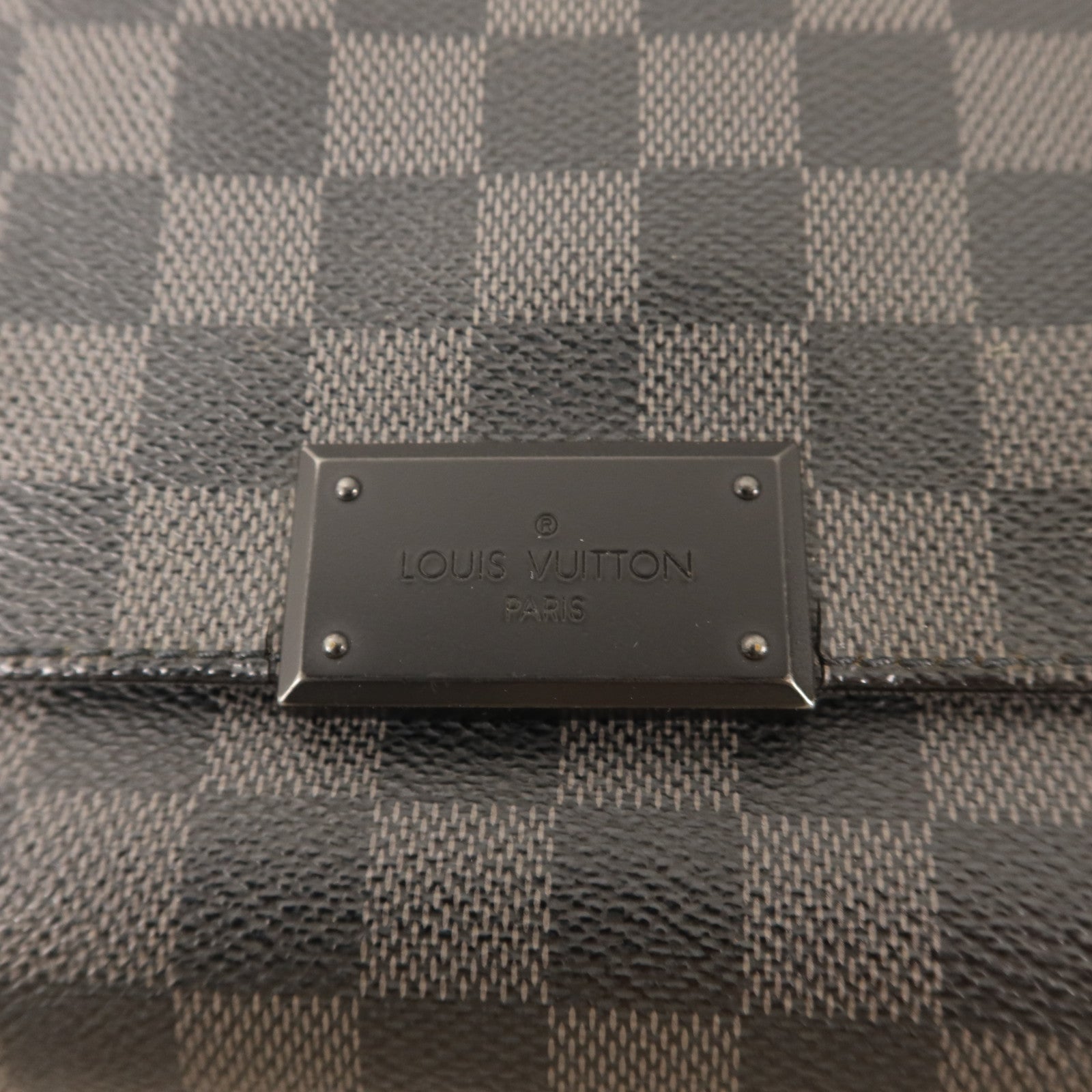 LOUIS VUITTON Damier Graphite District PM銀扣肩背袋