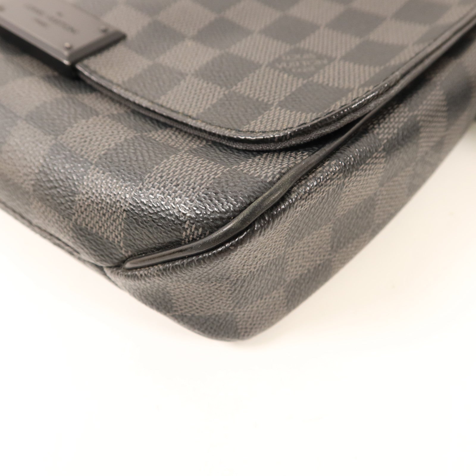 LOUIS VUITTON Damier Graphite District PM銀扣肩背袋