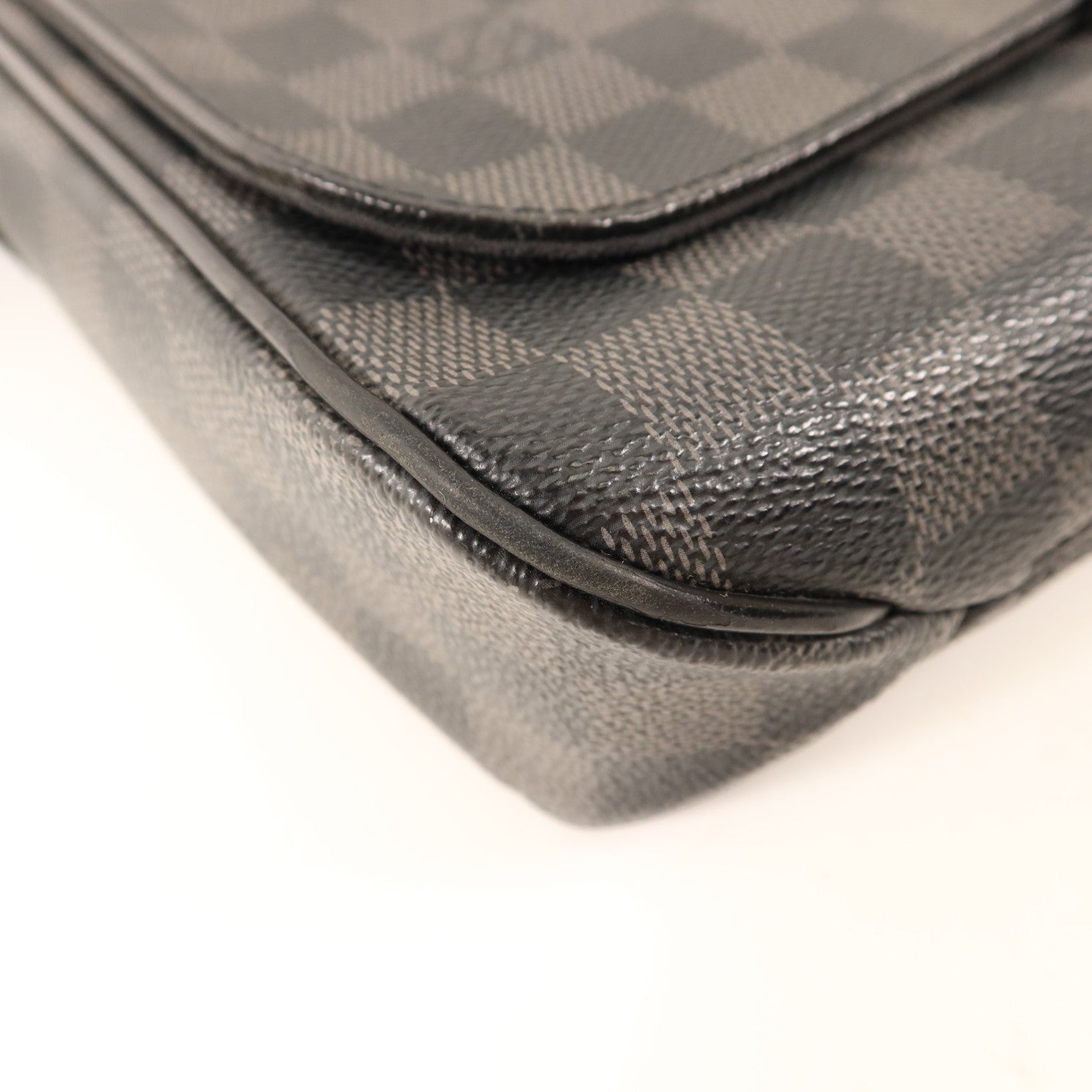 LOUIS VUITTON Damier Graphite District PM銀扣肩背袋
