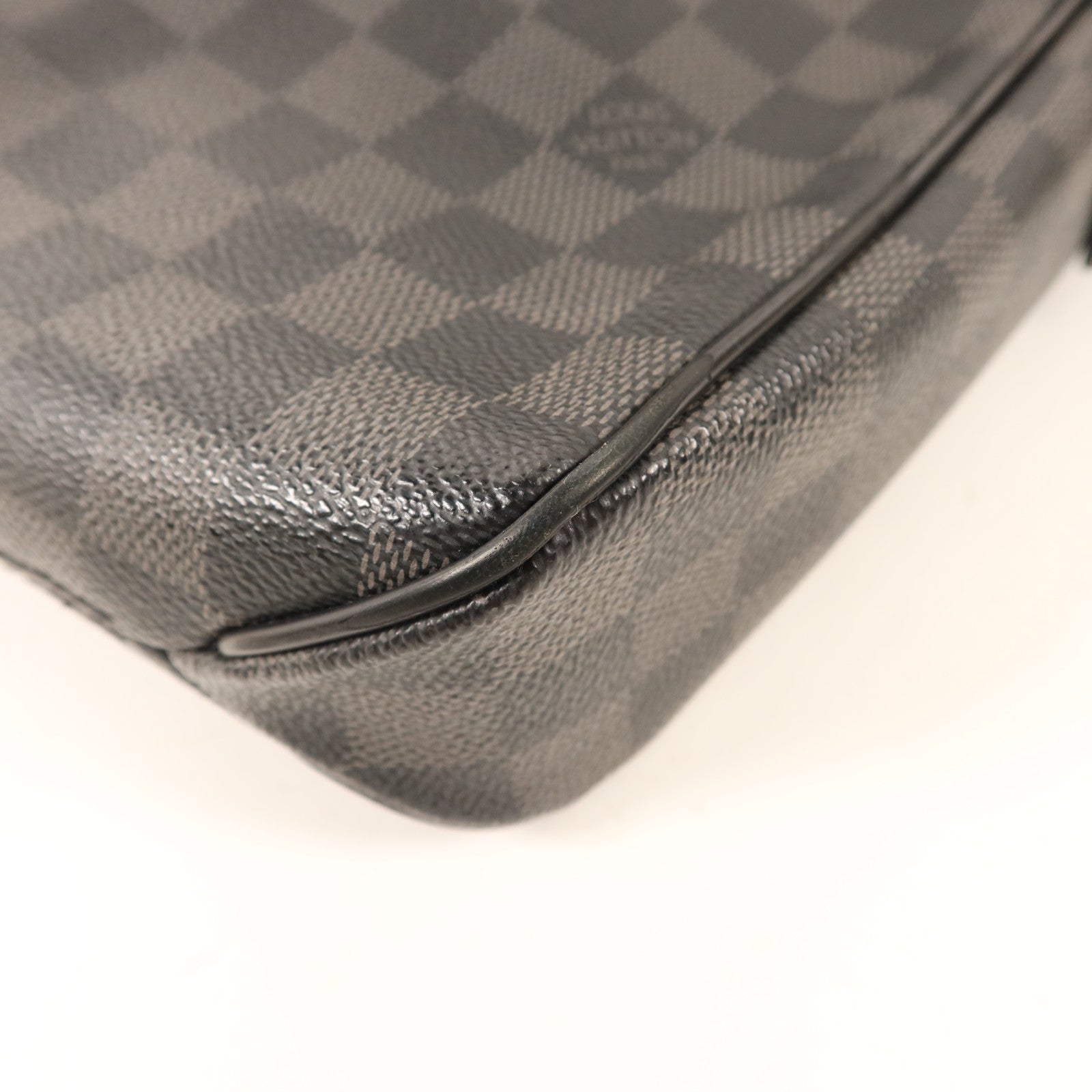LOUIS VUITTON Damier Graphite District PM銀扣肩背袋