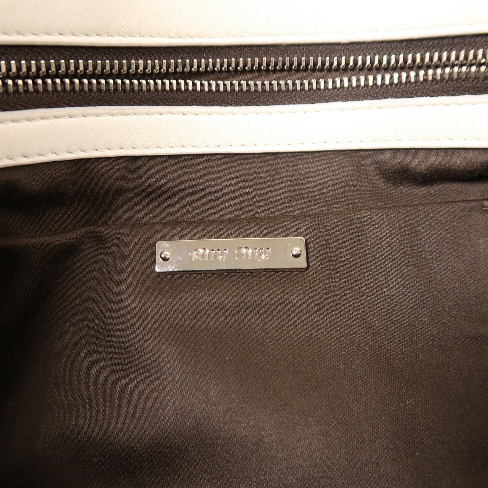 Miu Miu 牛皮皮革Matelasse Nappa Crystal銀扣肩背袋