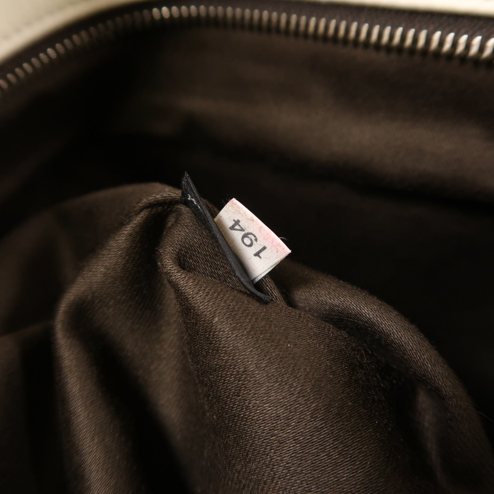 Miu Miu 牛皮皮革Matelasse Nappa Crystal銀扣肩背袋