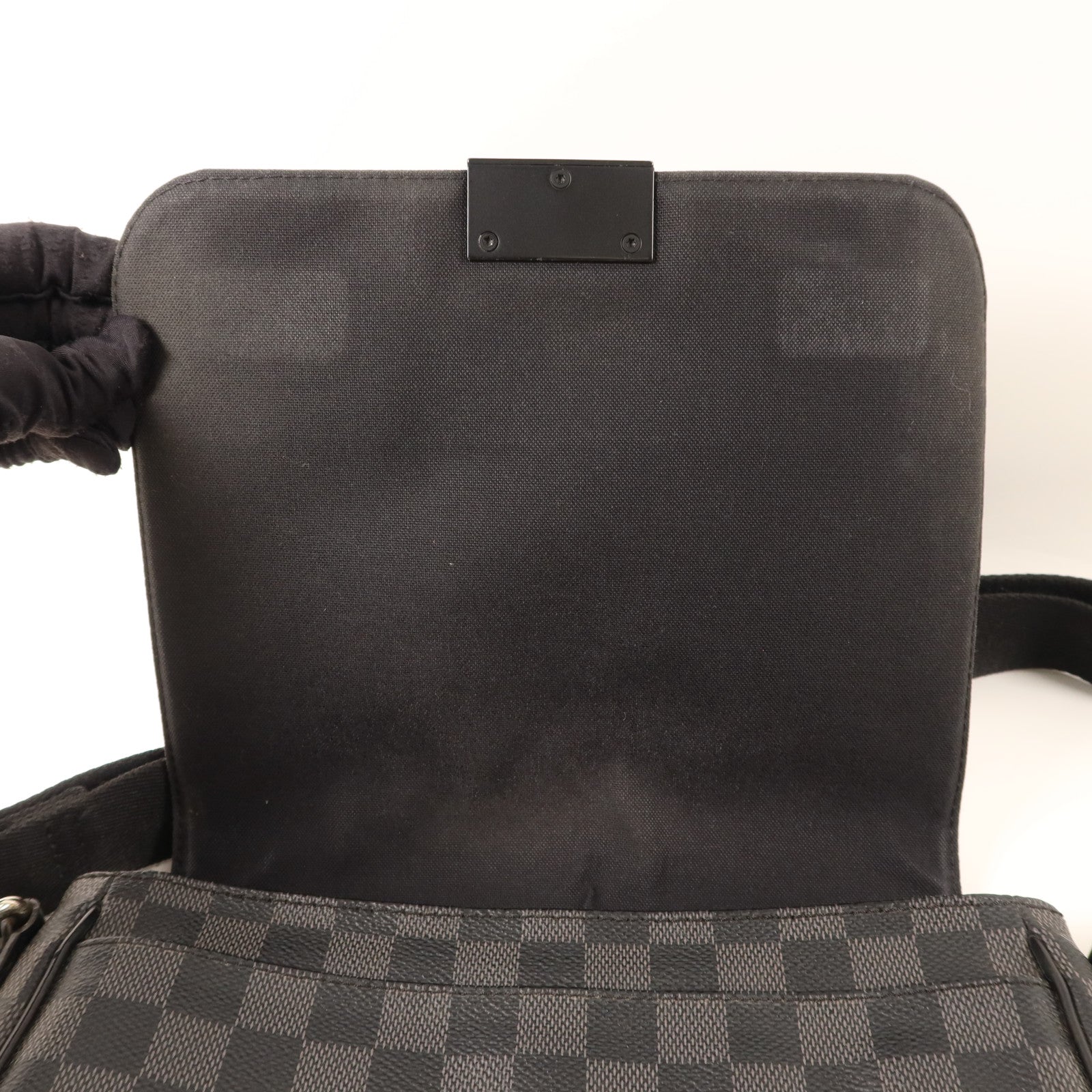 LOUIS VUITTON Damier Graphite District PM銀扣肩背袋
