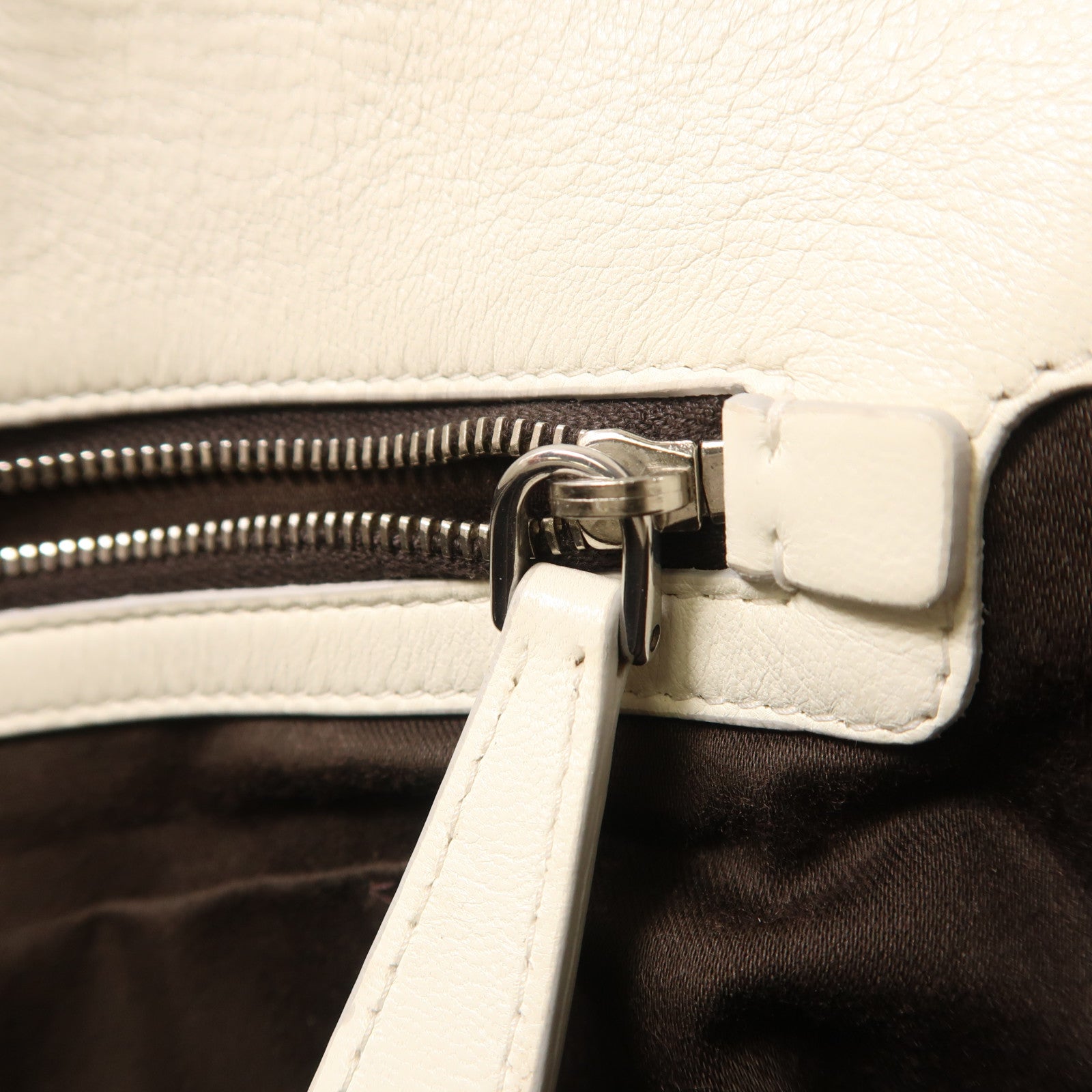 Miu Miu 牛皮皮革Matelasse Nappa Crystal銀扣肩背袋