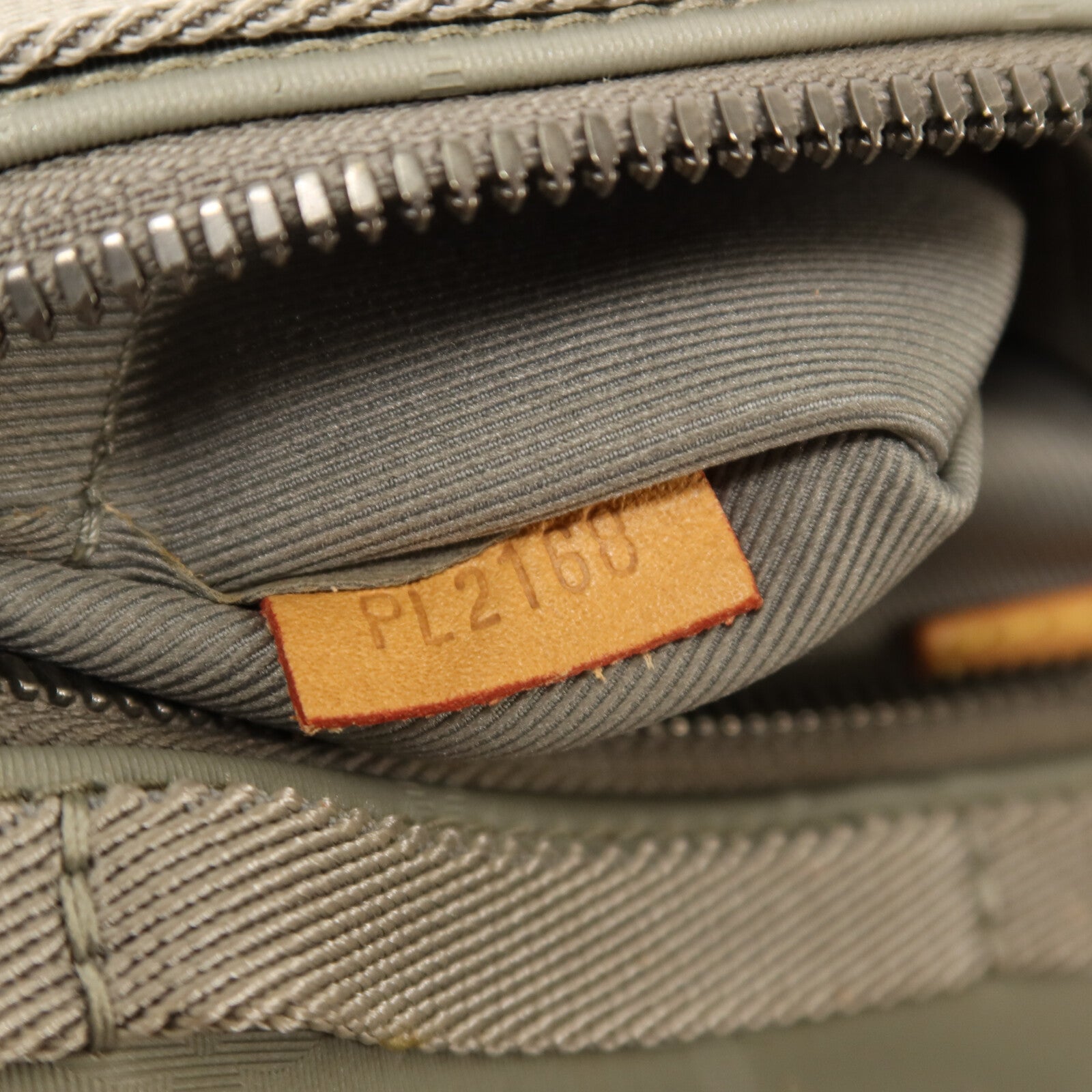 LOUIS VUITTON Monogram Titanium Messenger PM金扣肩背袋