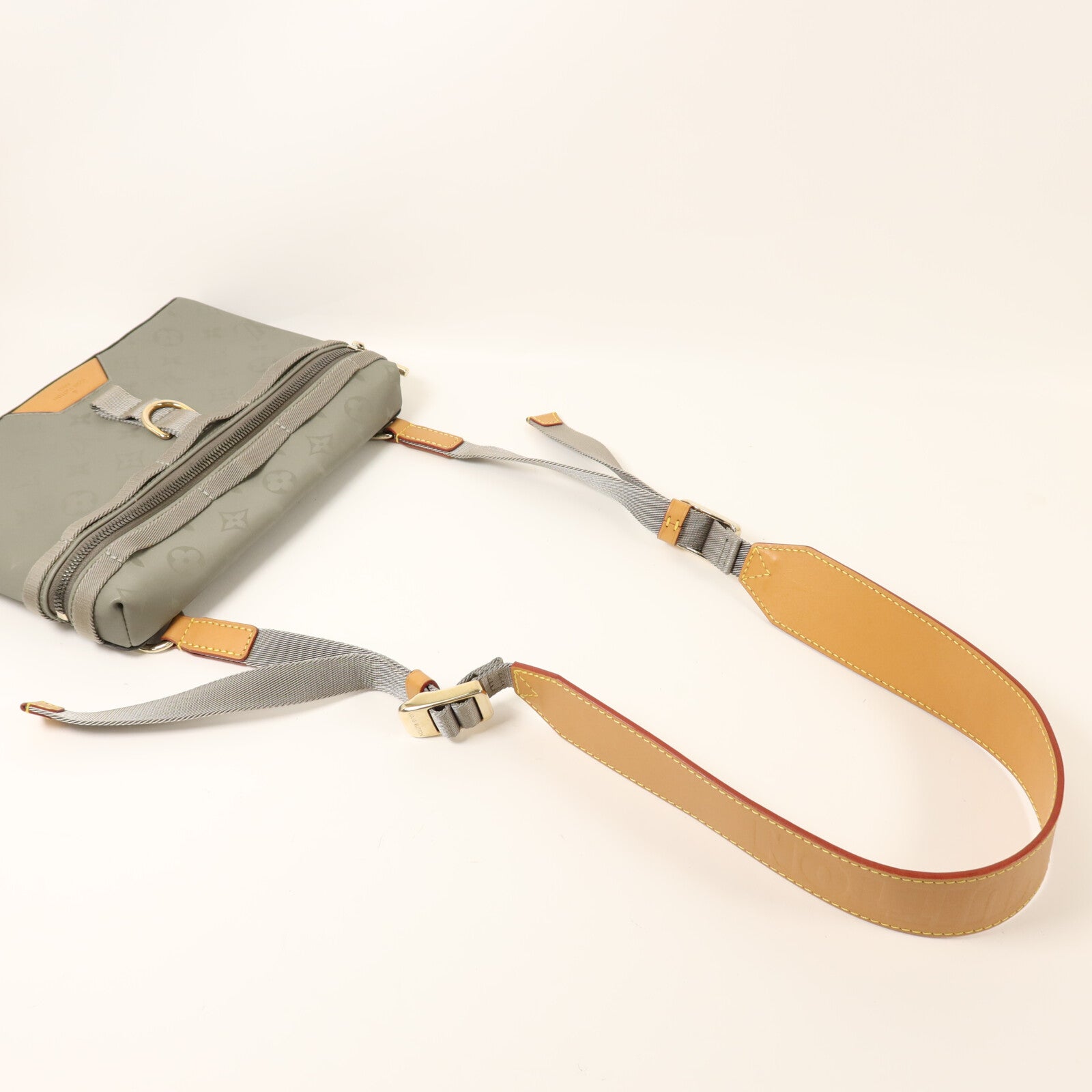 LOUIS VUITTON Monogram Titanium Messenger PM金扣肩背袋