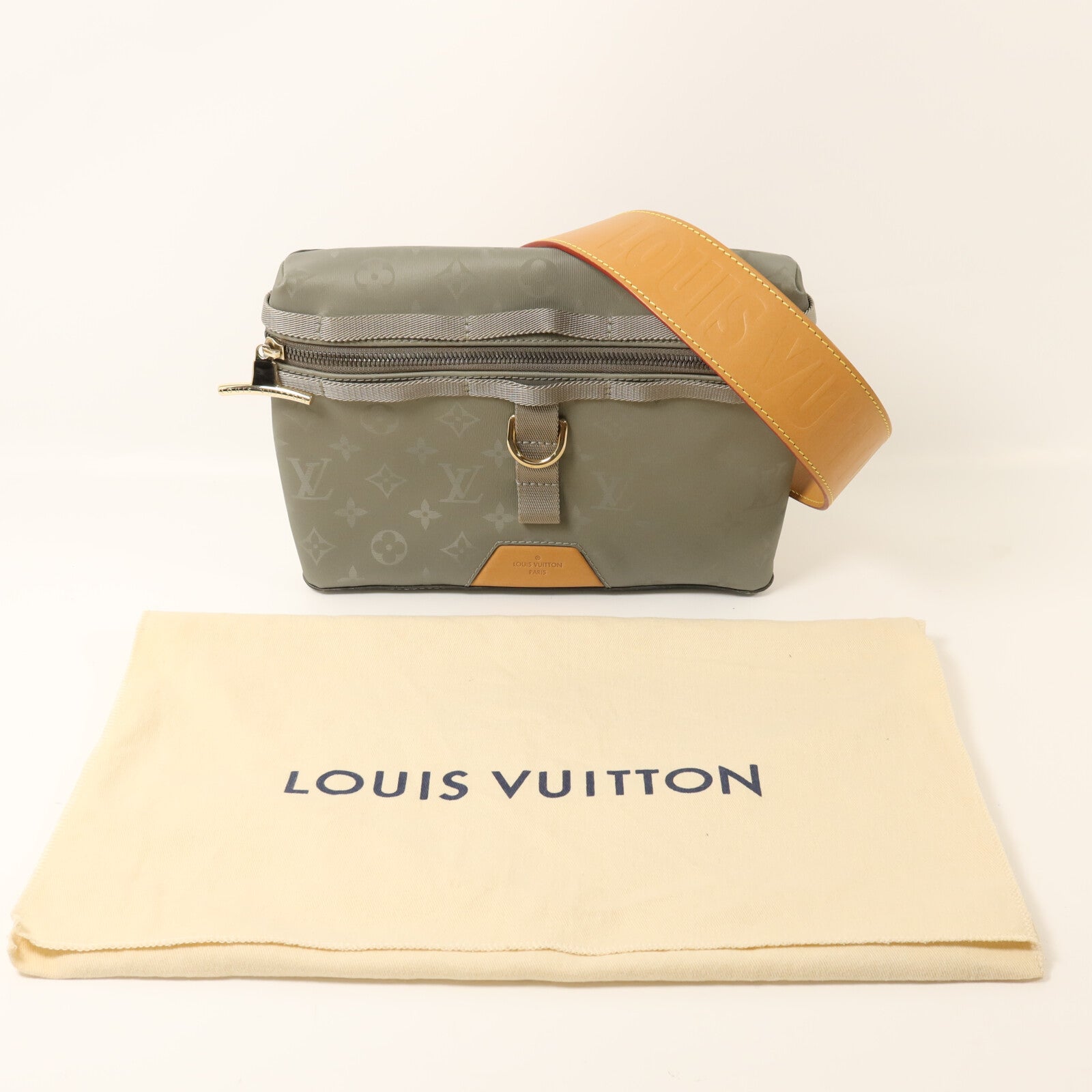 LOUIS VUITTON Monogram Titanium Messenger PM金扣肩背袋