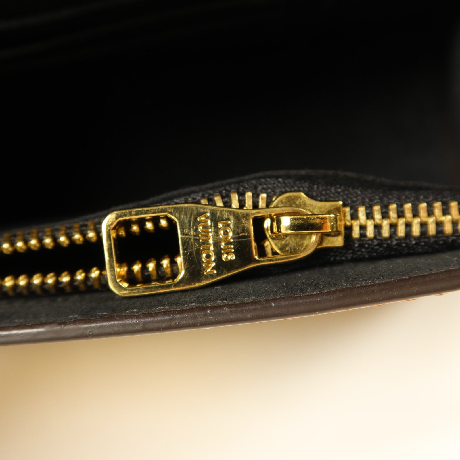 LOUIS VUITTON Monogram Reverse Dauphine Chain Wallet金扣鏈帶肩背袋