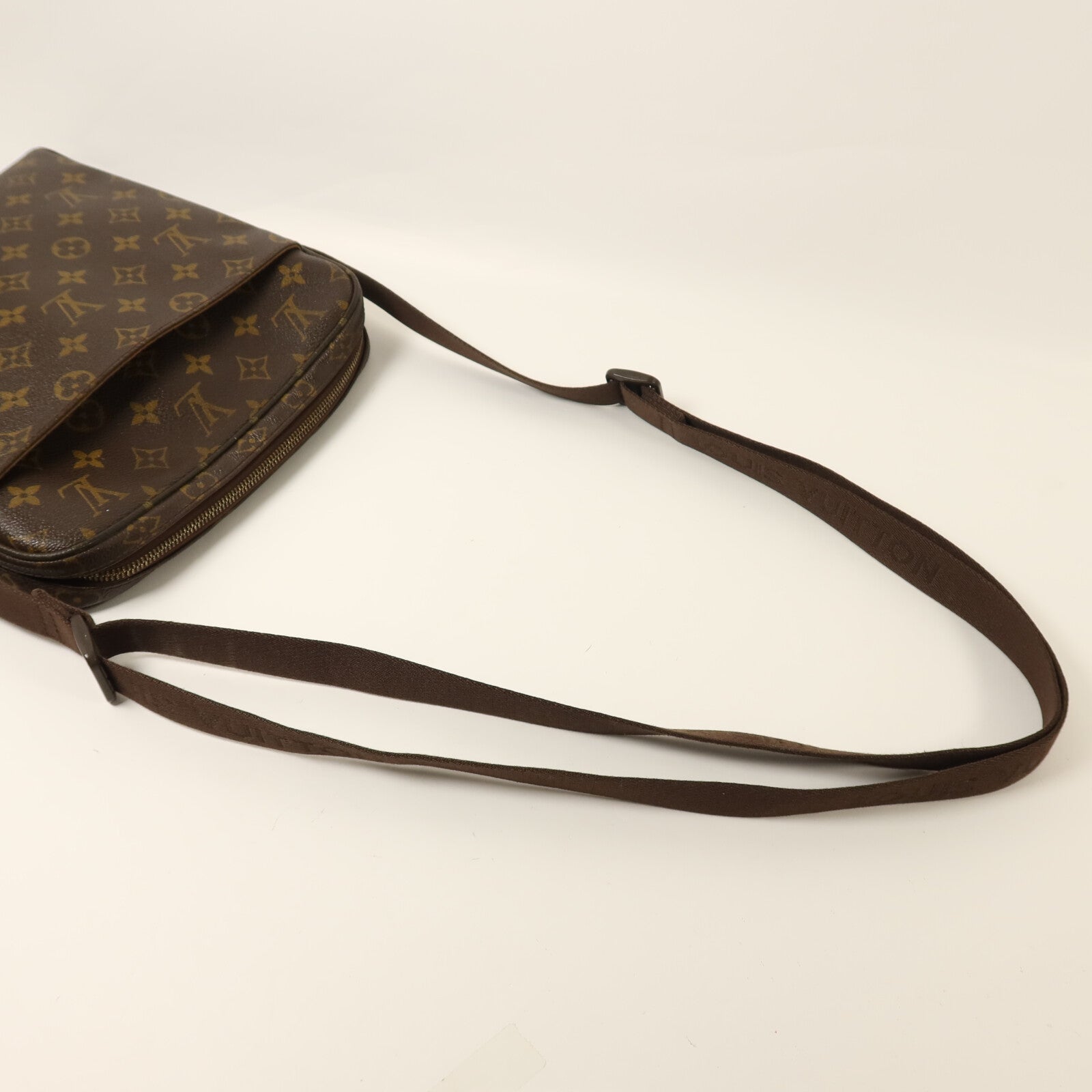 LOUIS VUITTON Monogram Trotteur Beaubourg金扣肩背袋