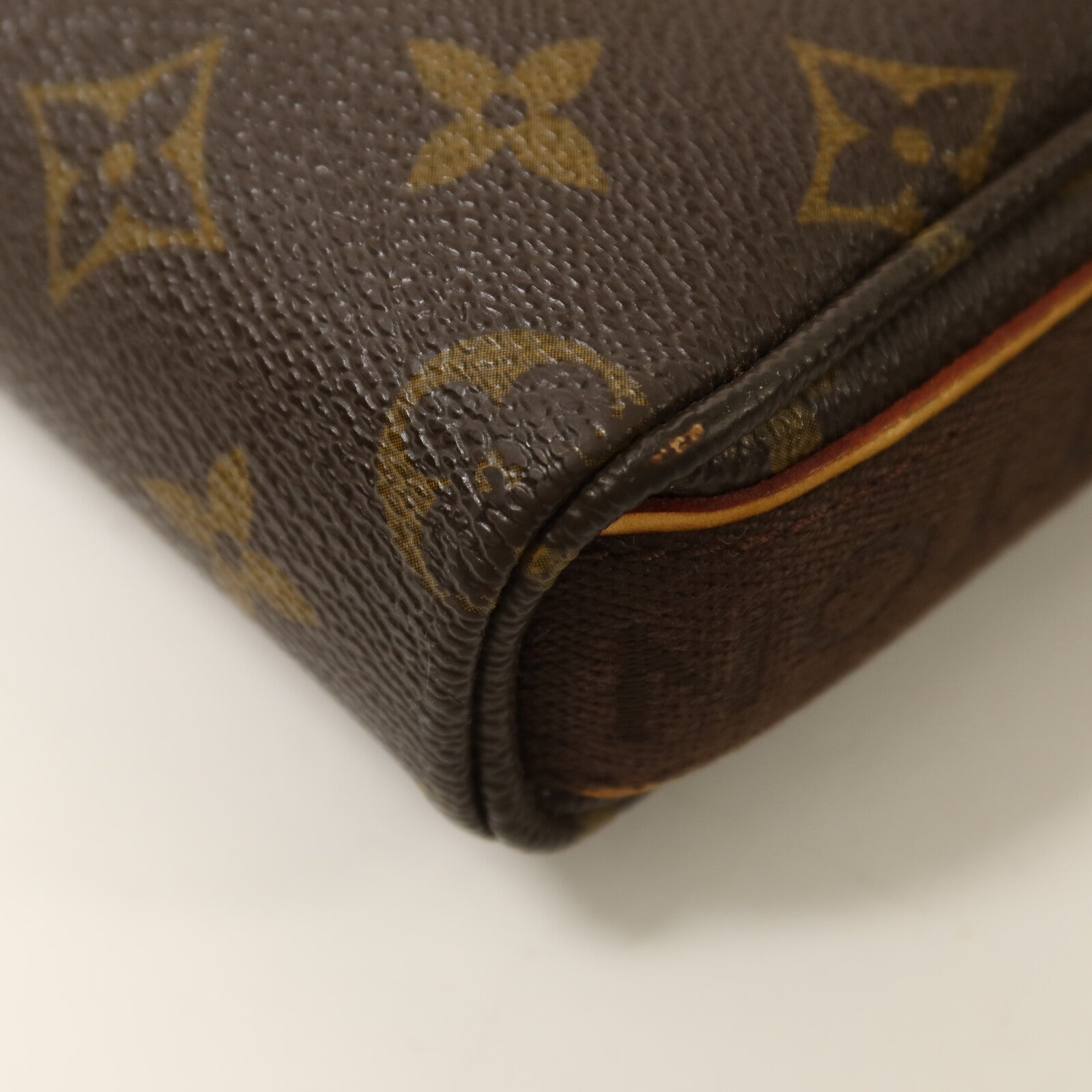 LOUIS VUITTON Monogram Trotteur Beaubourg金扣肩背袋