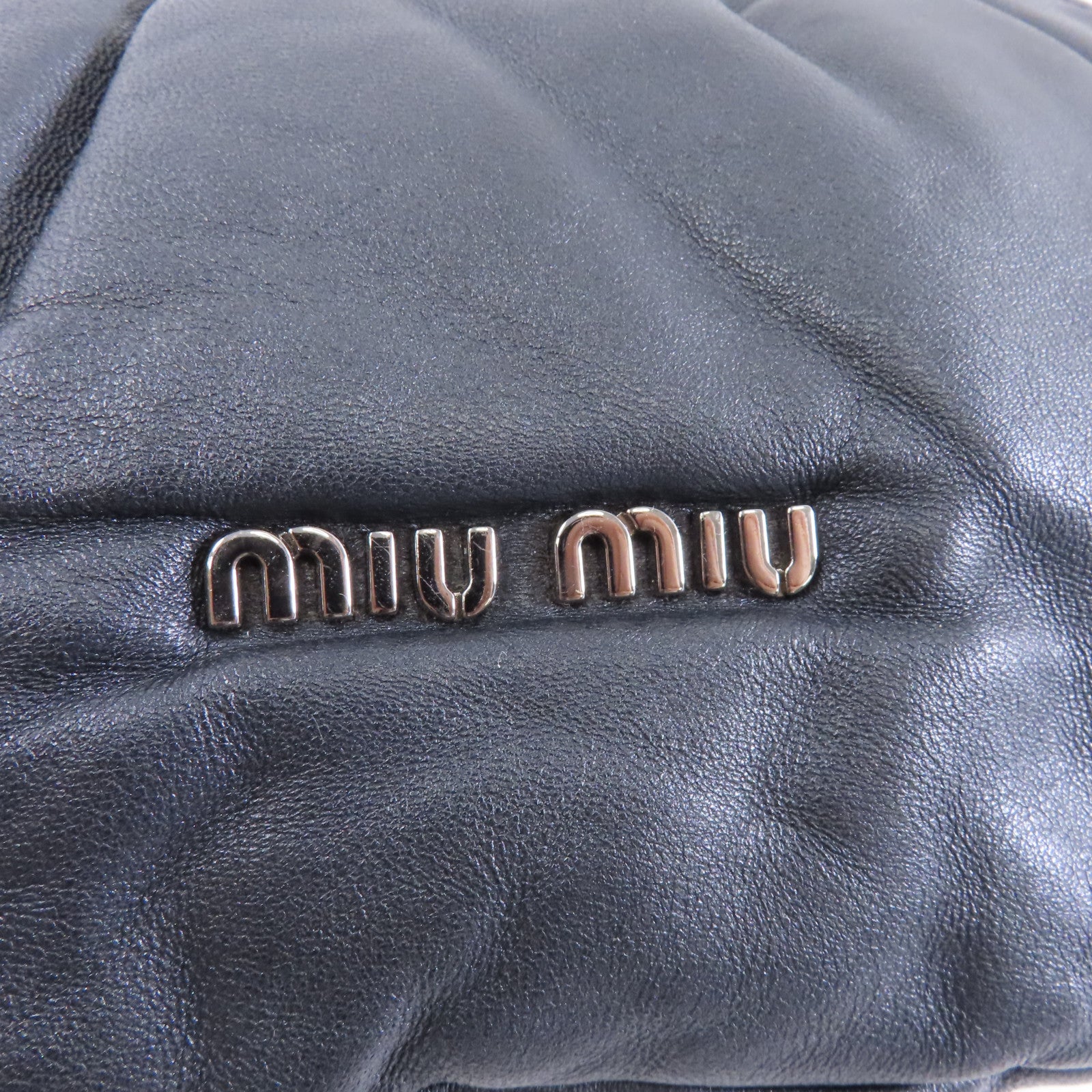 Miu Miu 羊皮皮革Clutch銀扣手拿包黑色