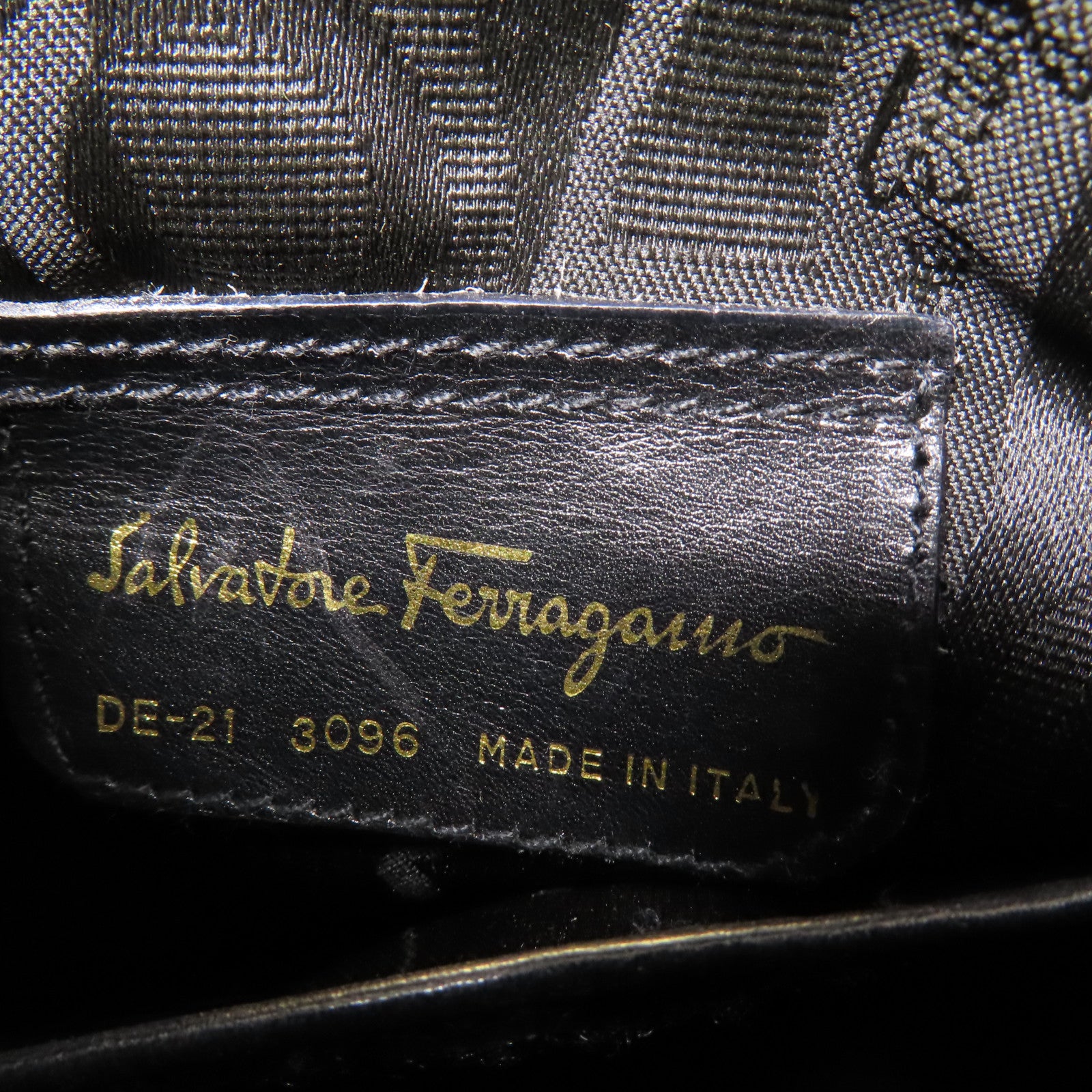 Salvatore Ferragamo 牛皮皮革Shoulder Bag金扣肩背袋